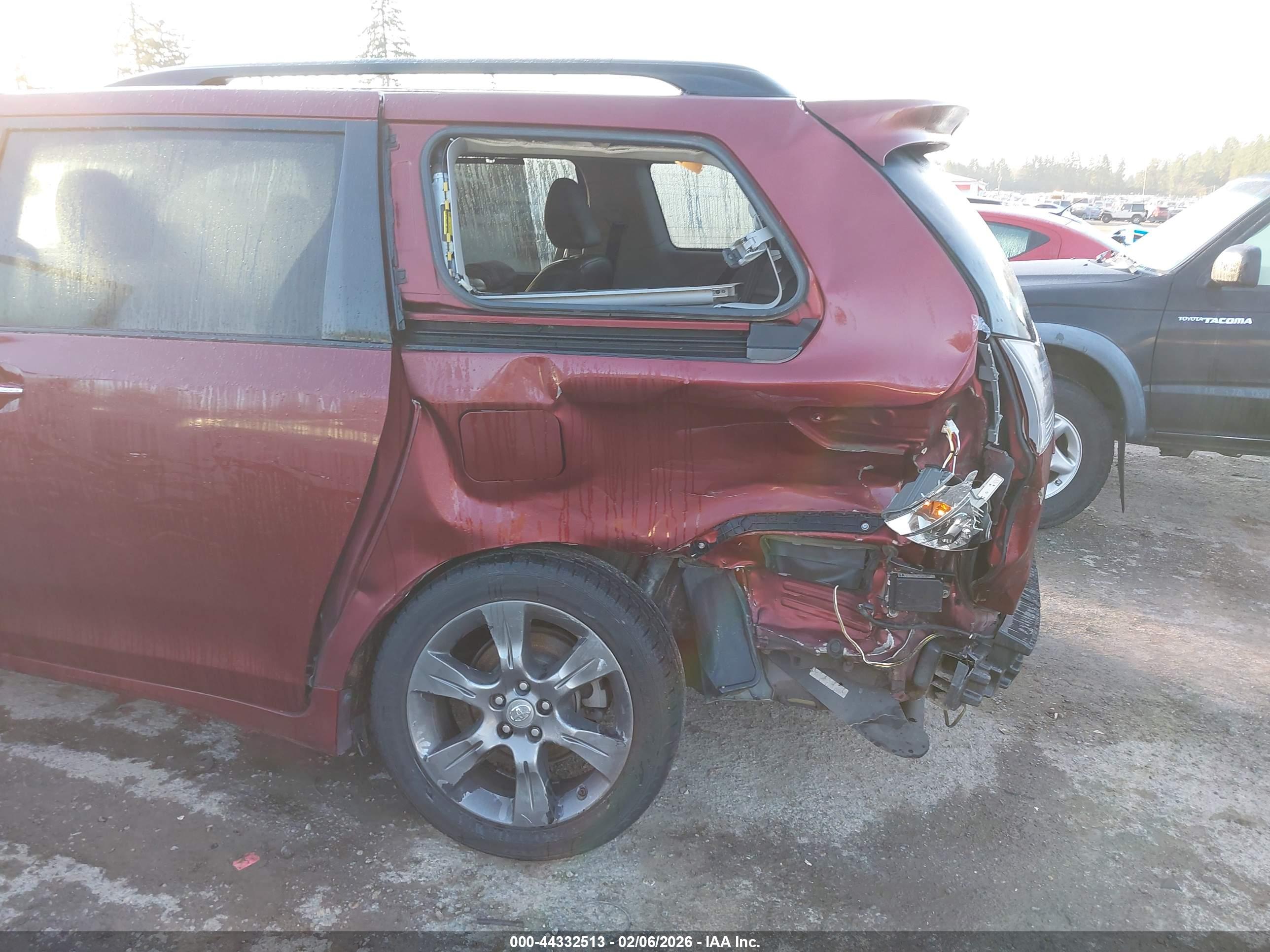 TOYOTA SIENNA image 6