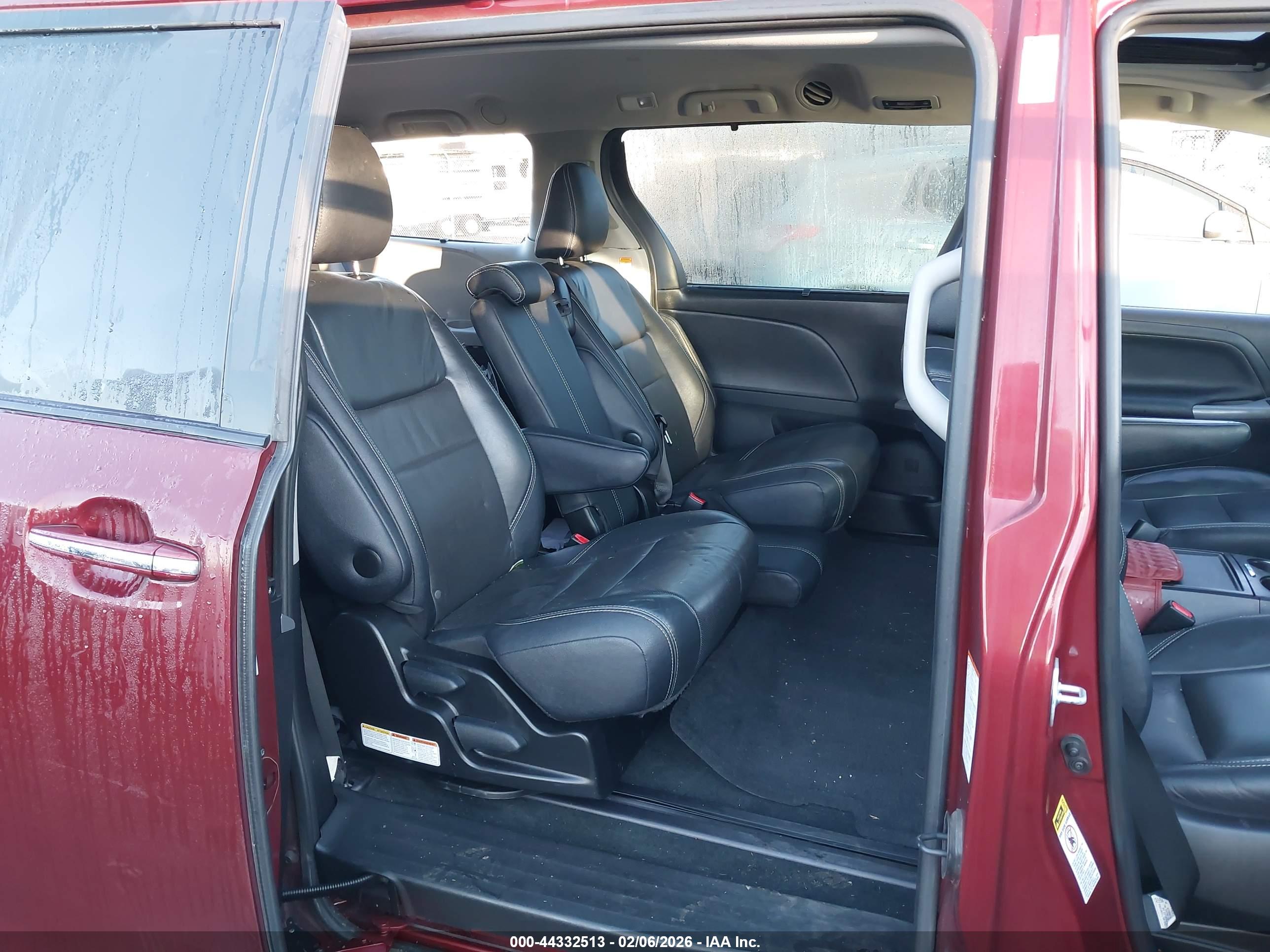 TOYOTA SIENNA image 8