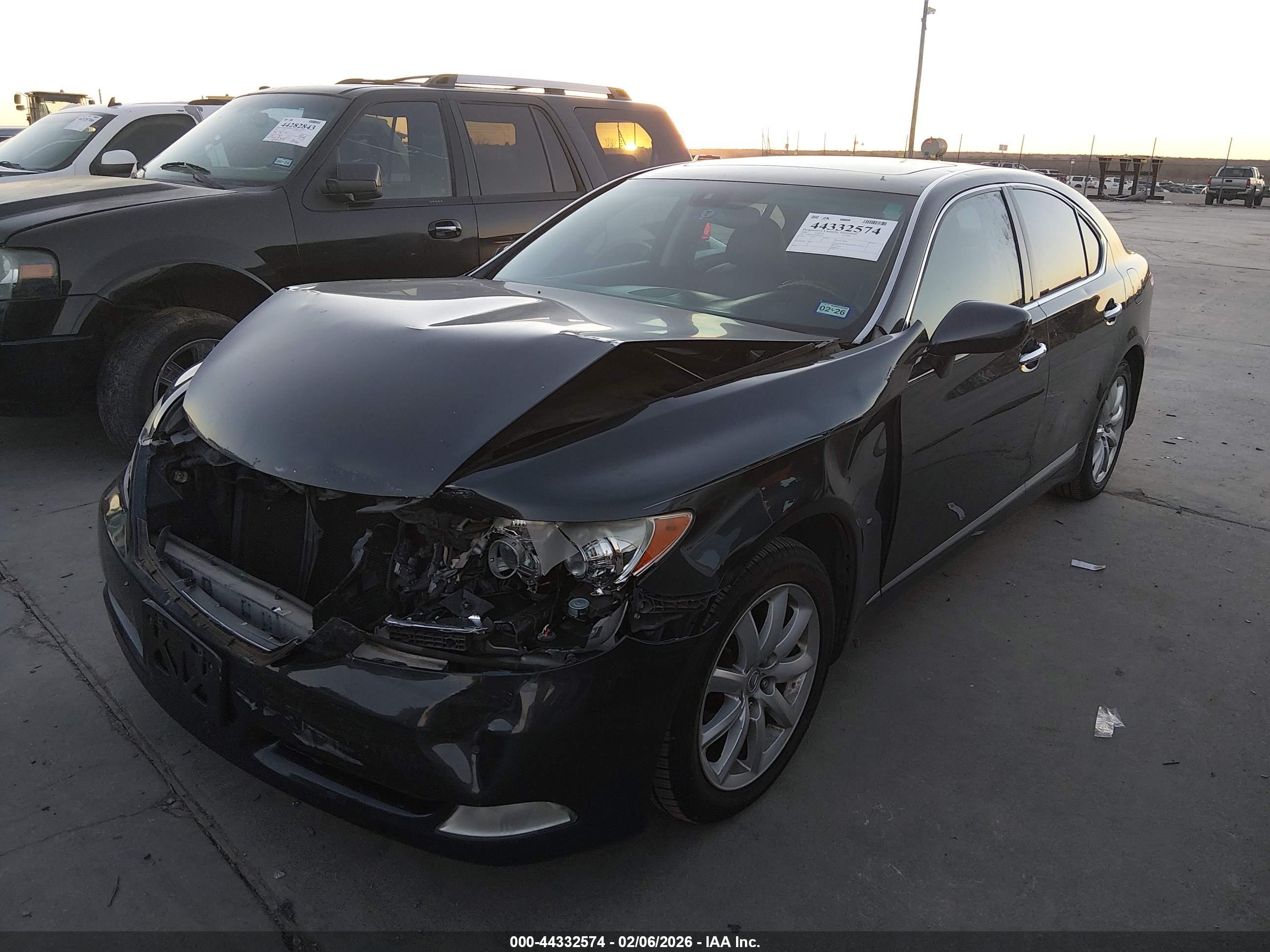 LEXUS LS image 2