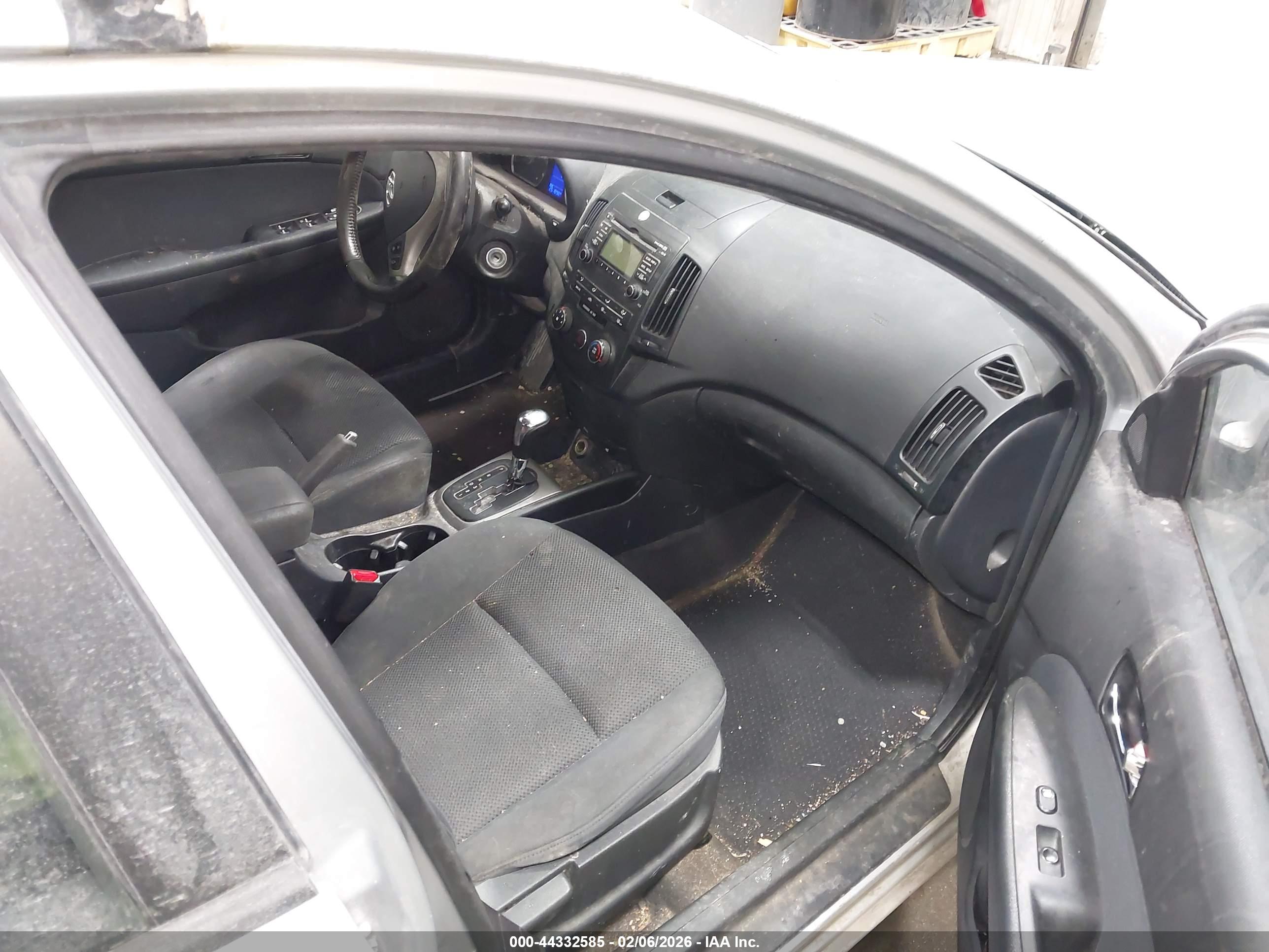 HYUNDAI ELANTRA image 5
