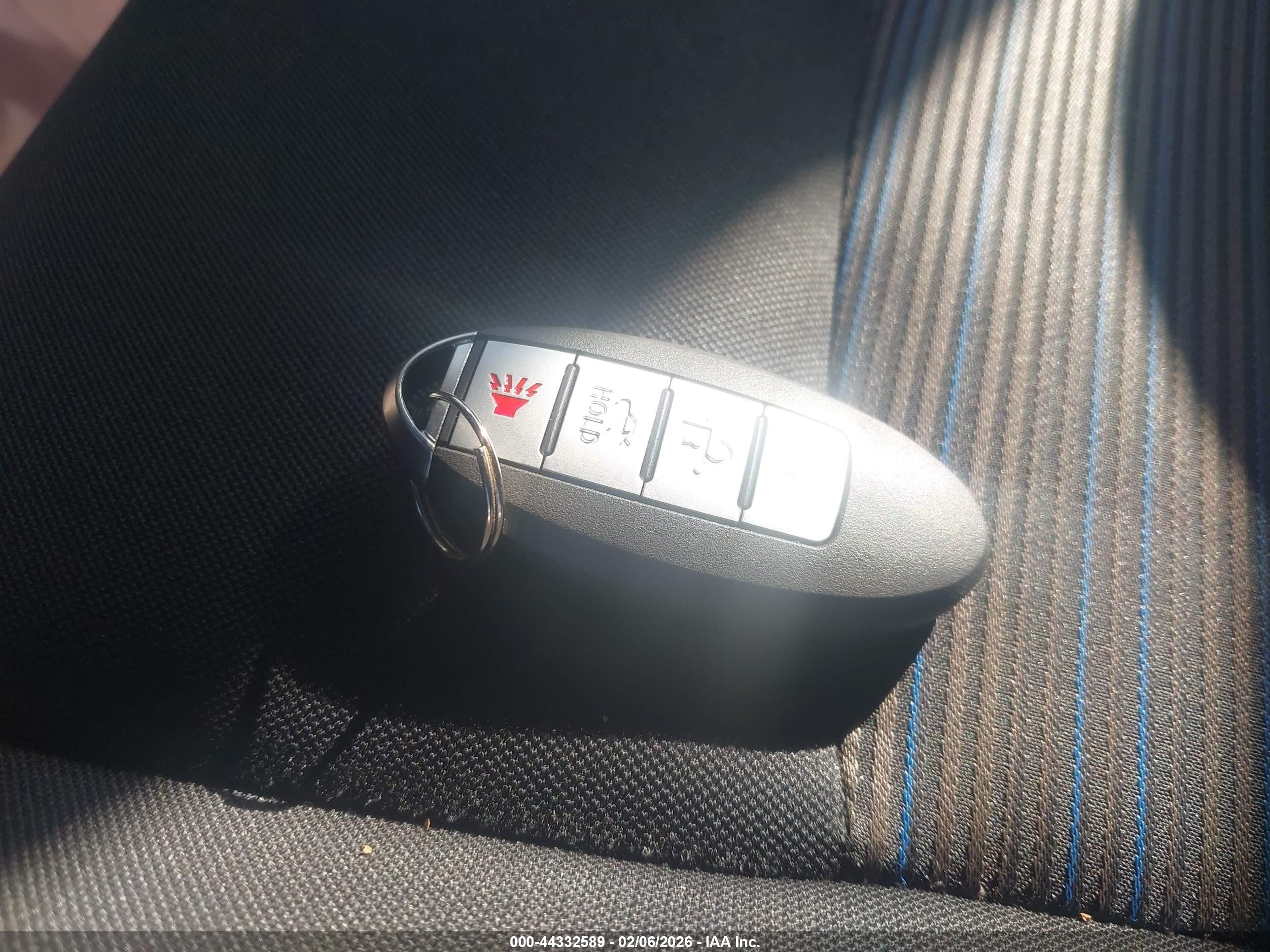 NISSAN LEAF image 11