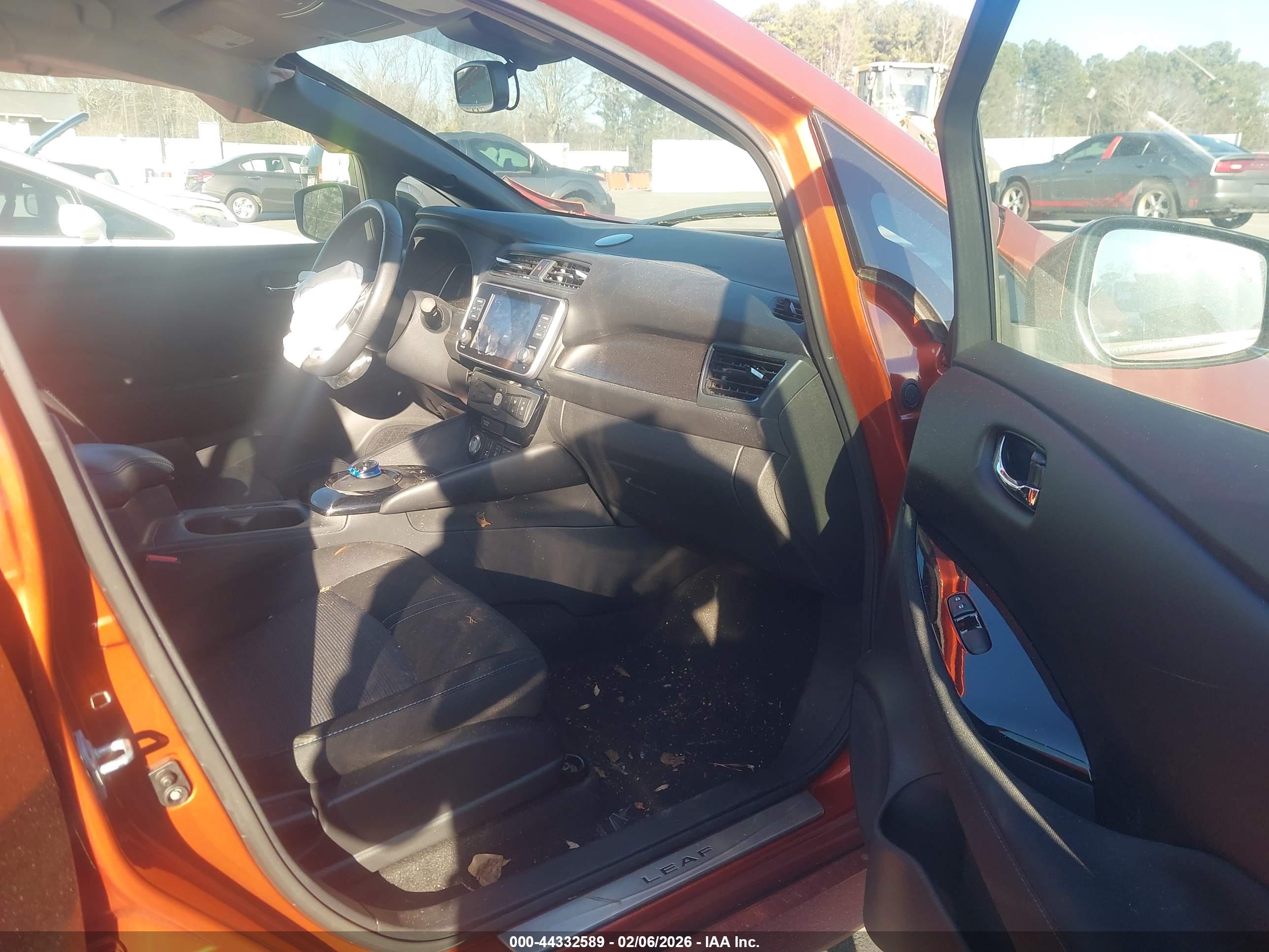 NISSAN LEAF image 5