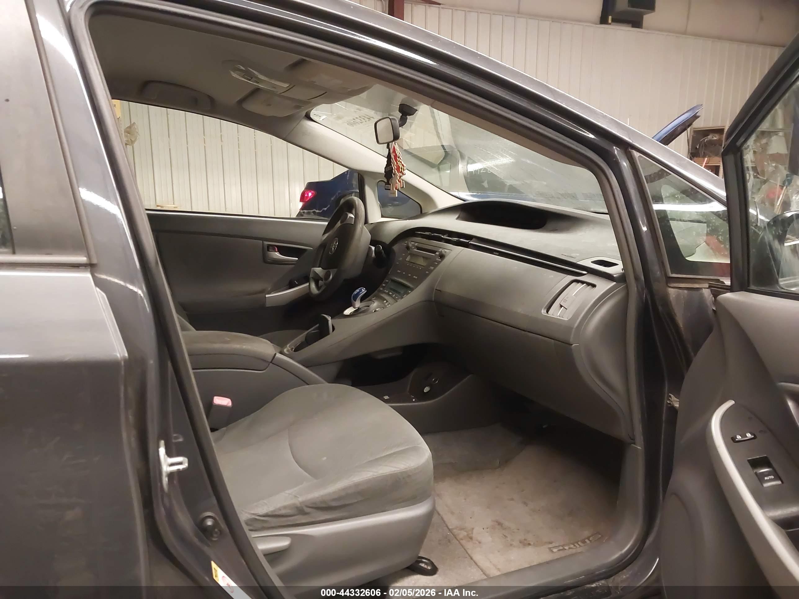 TOYOTA PRIUS image 5