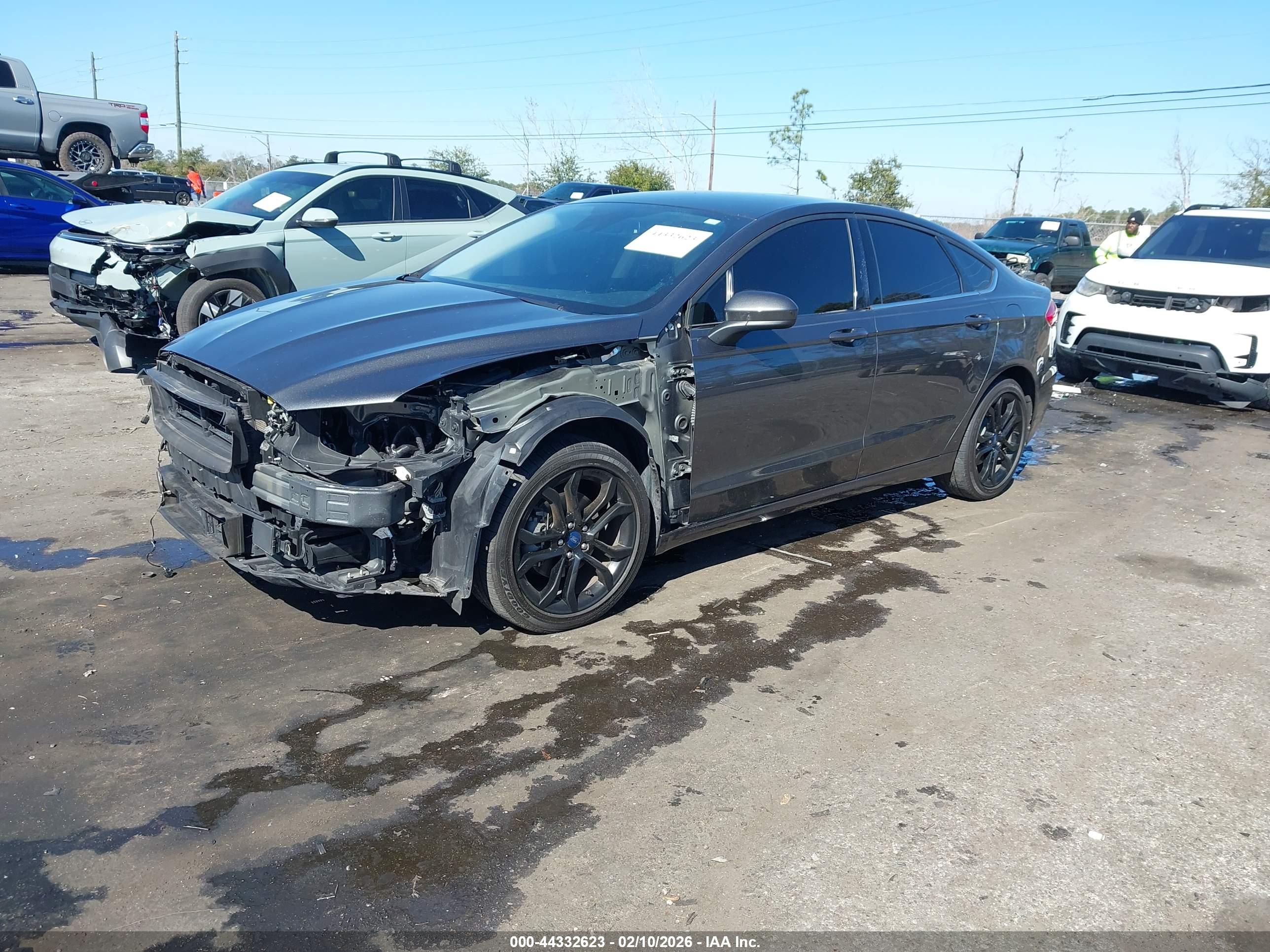FORD FUSION image 2