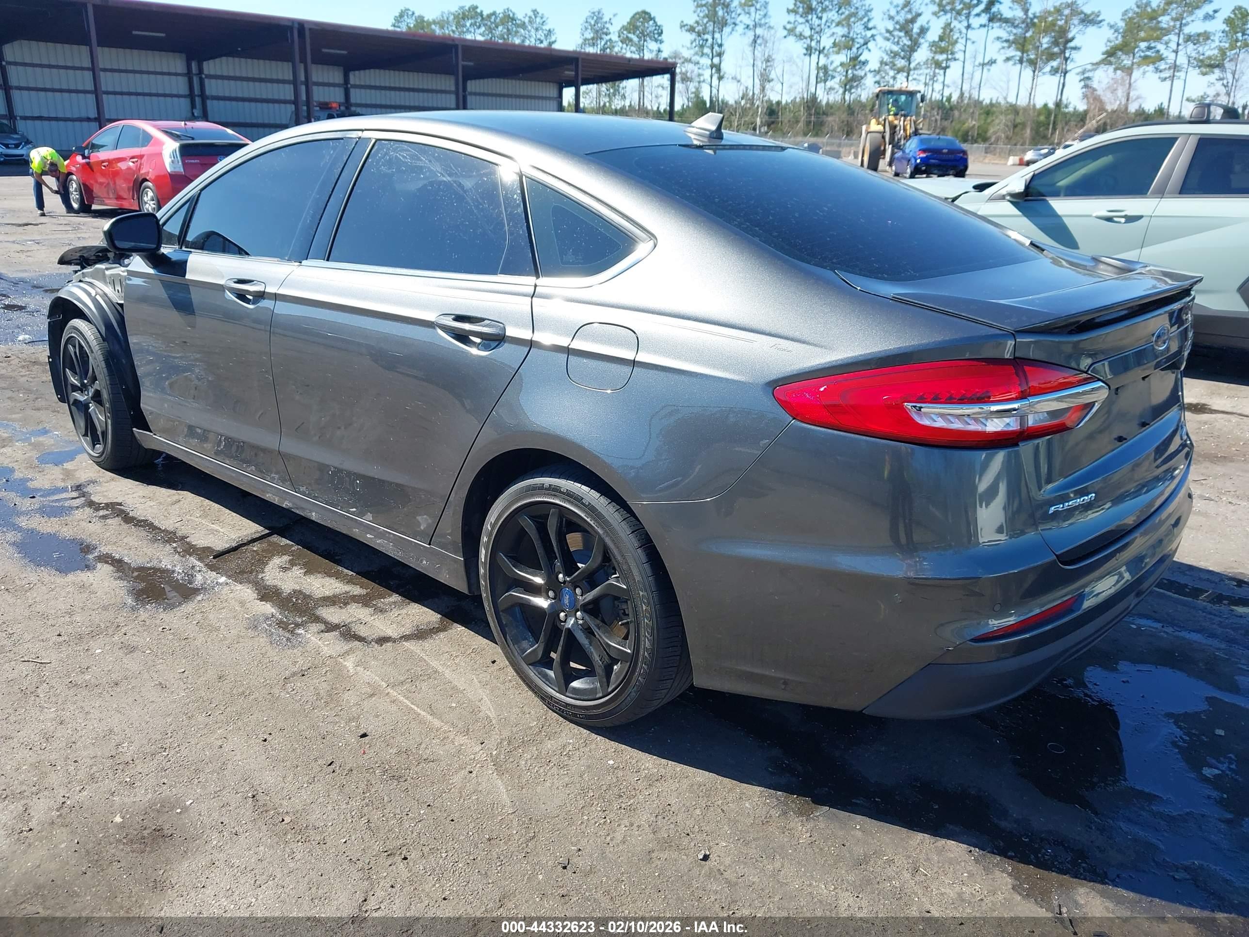 FORD FUSION image 3