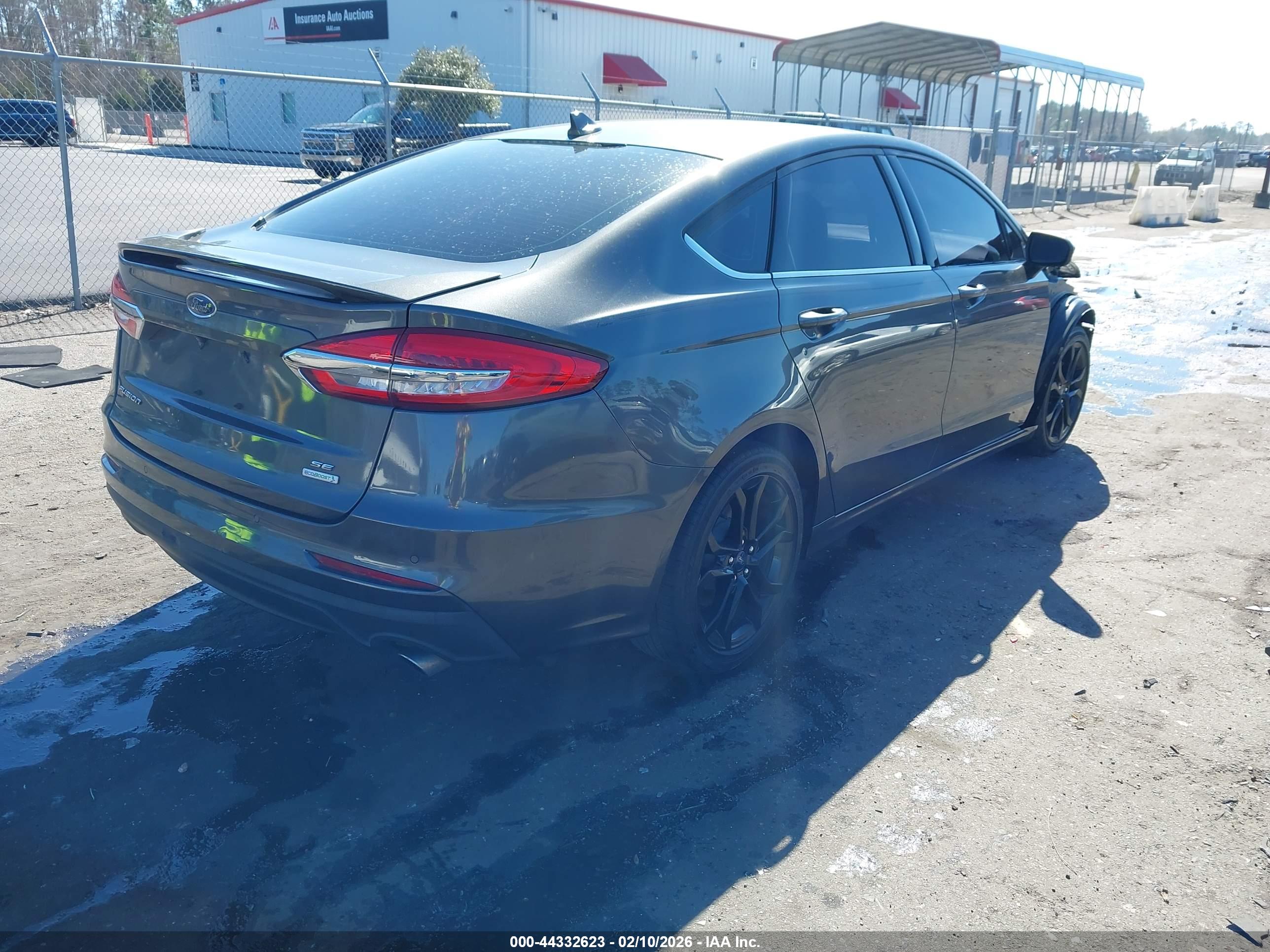 FORD FUSION image 4