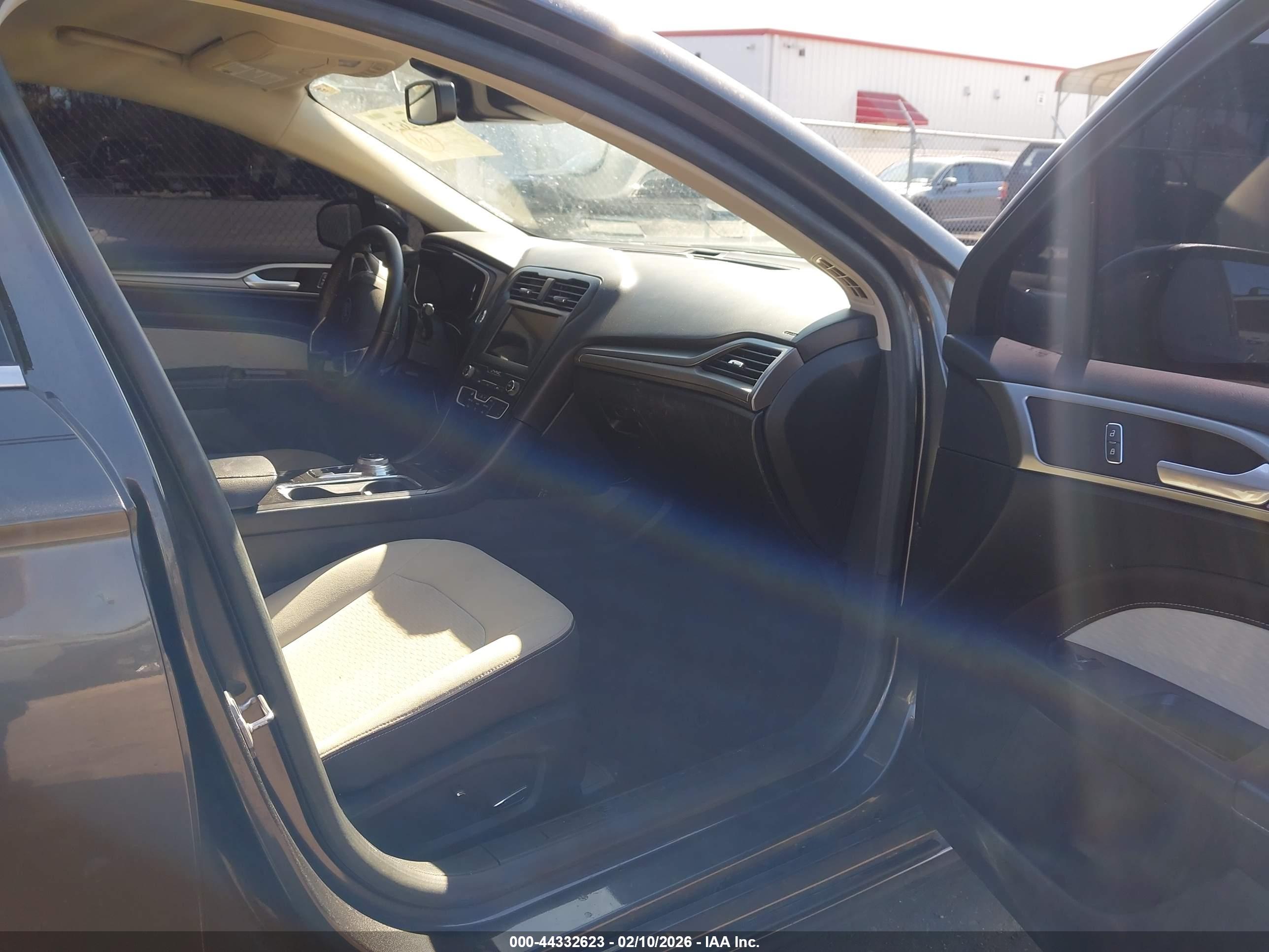 FORD FUSION image 5