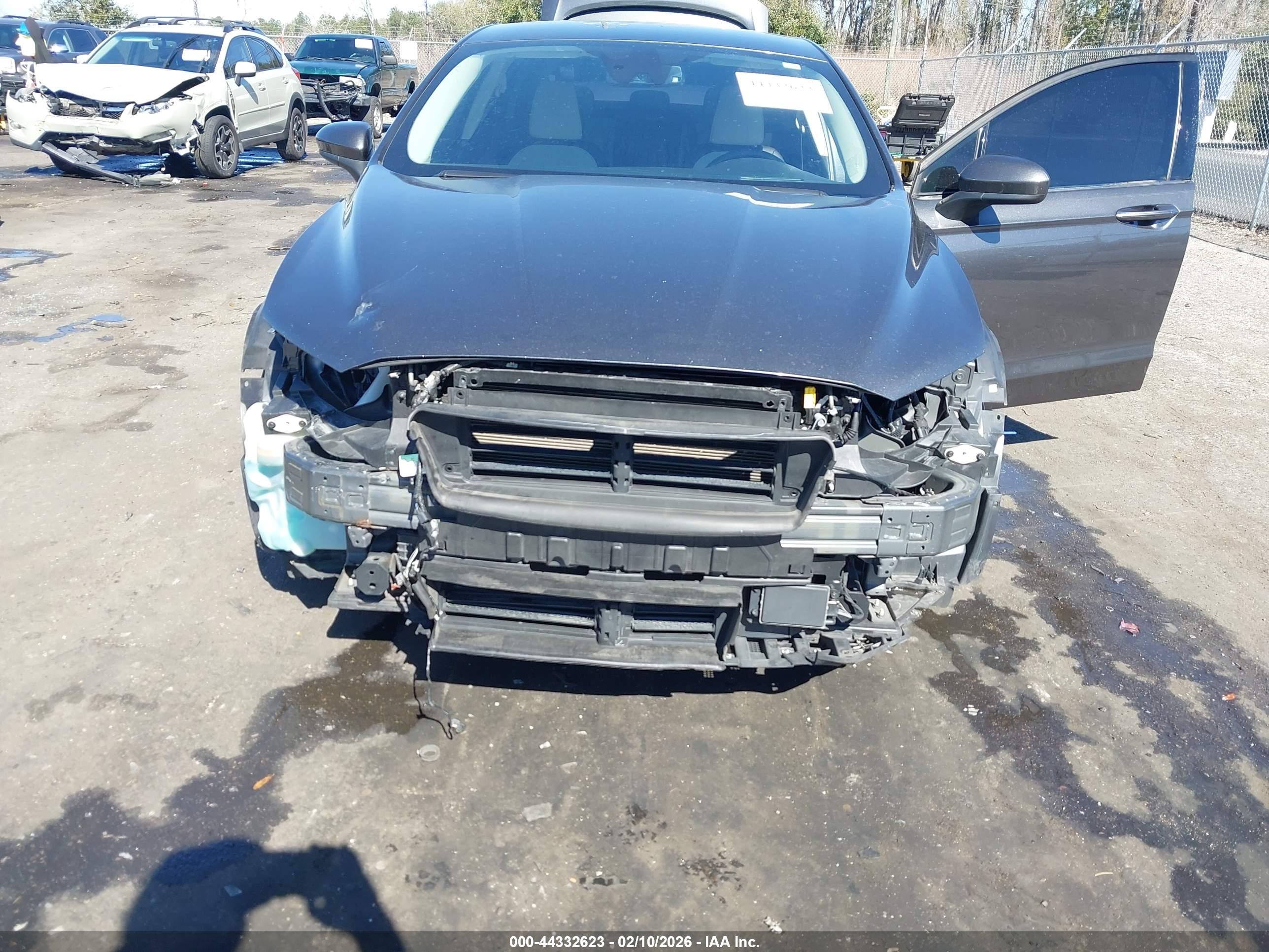FORD FUSION image 6