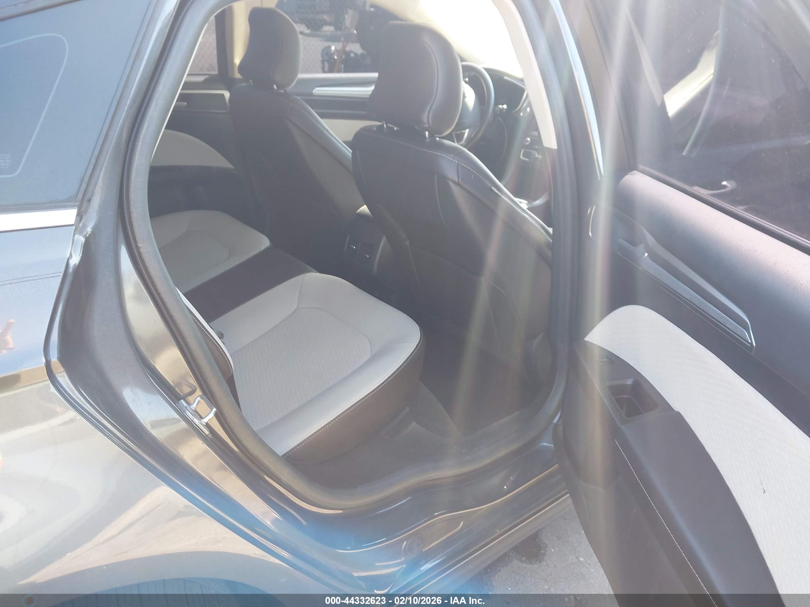 FORD FUSION image 8