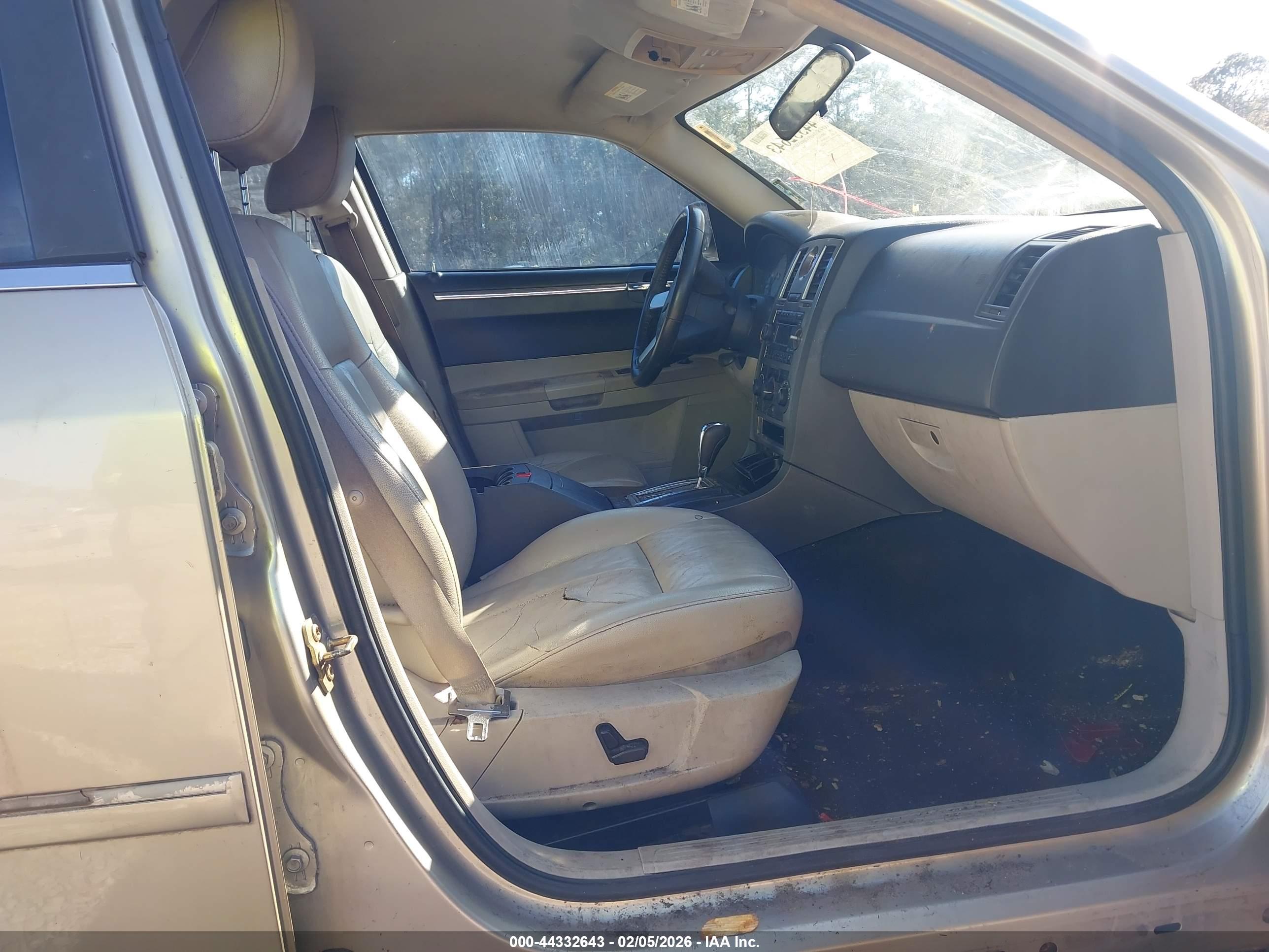 CHRYSLER 300 image 5