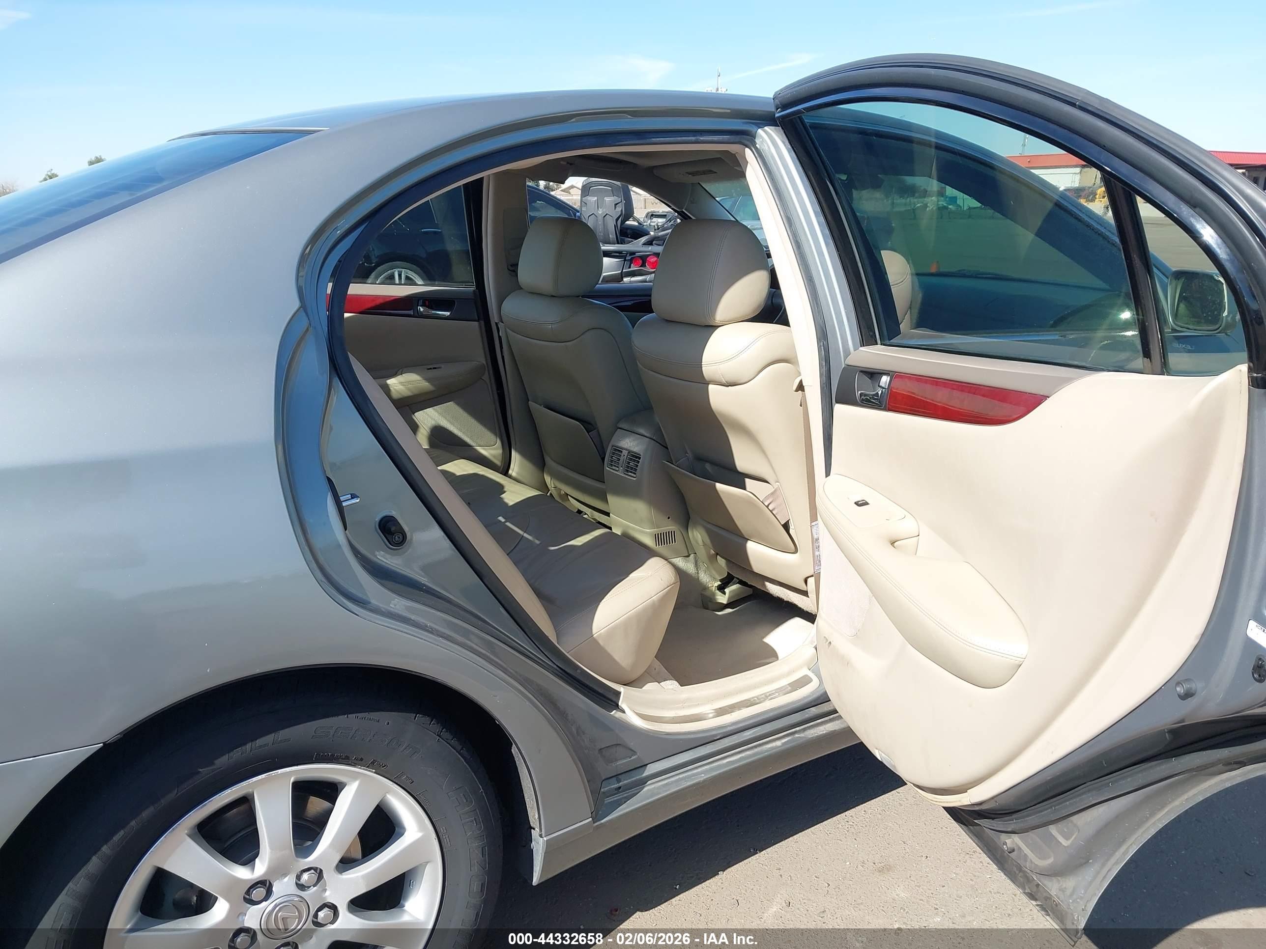 LEXUS ES image 8