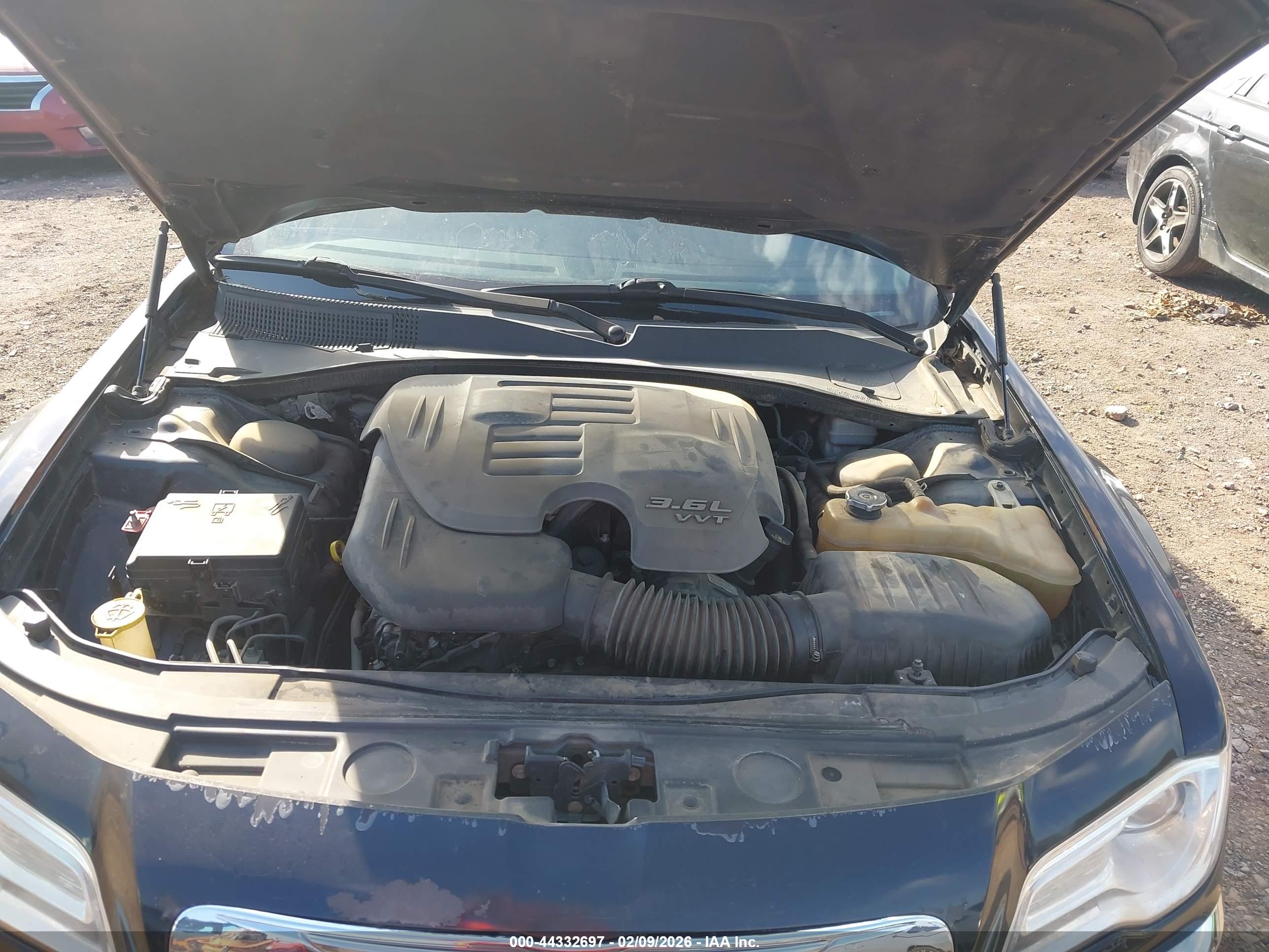CHRYSLER 300 image 10