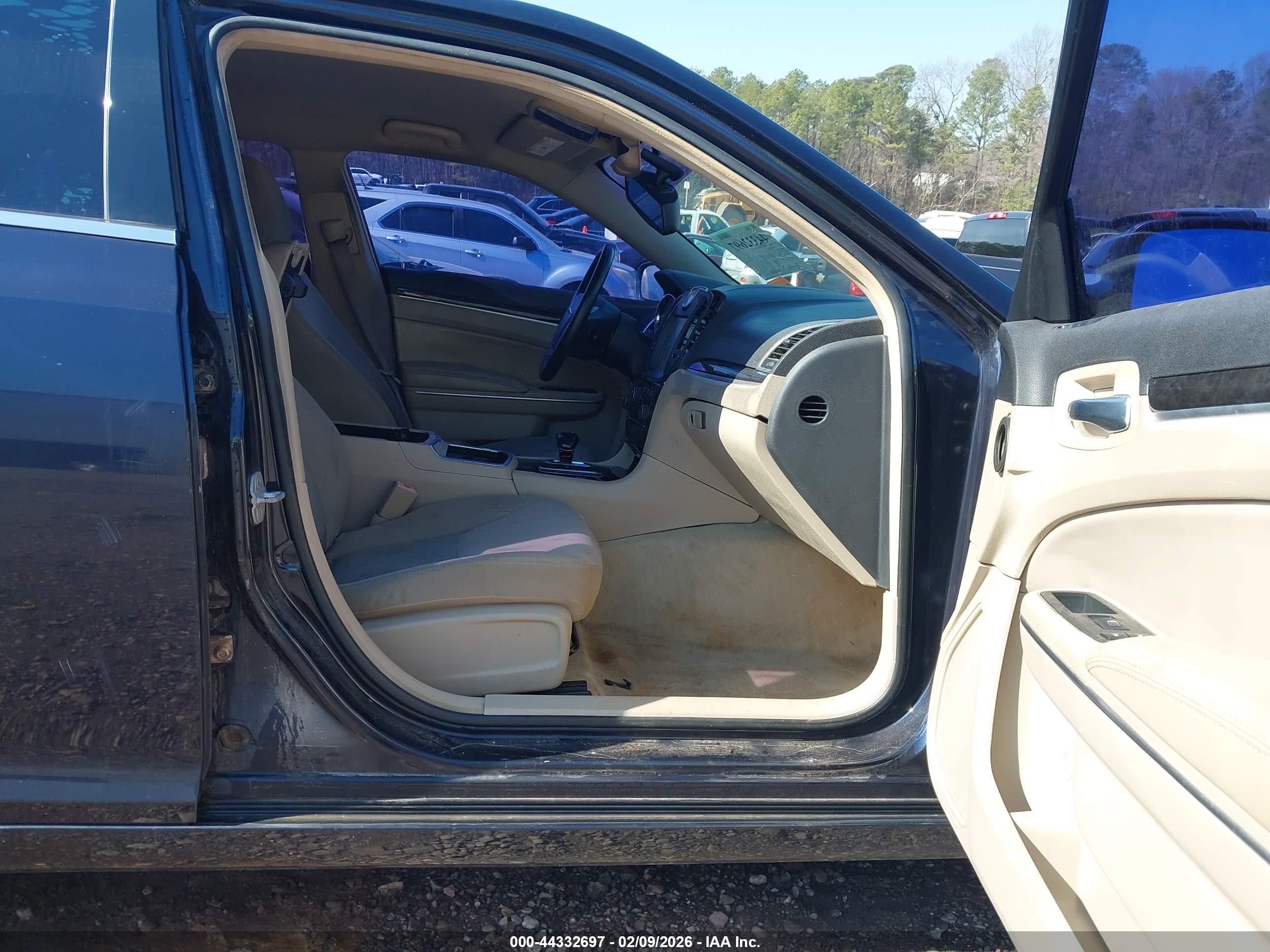 CHRYSLER 300 image 5
