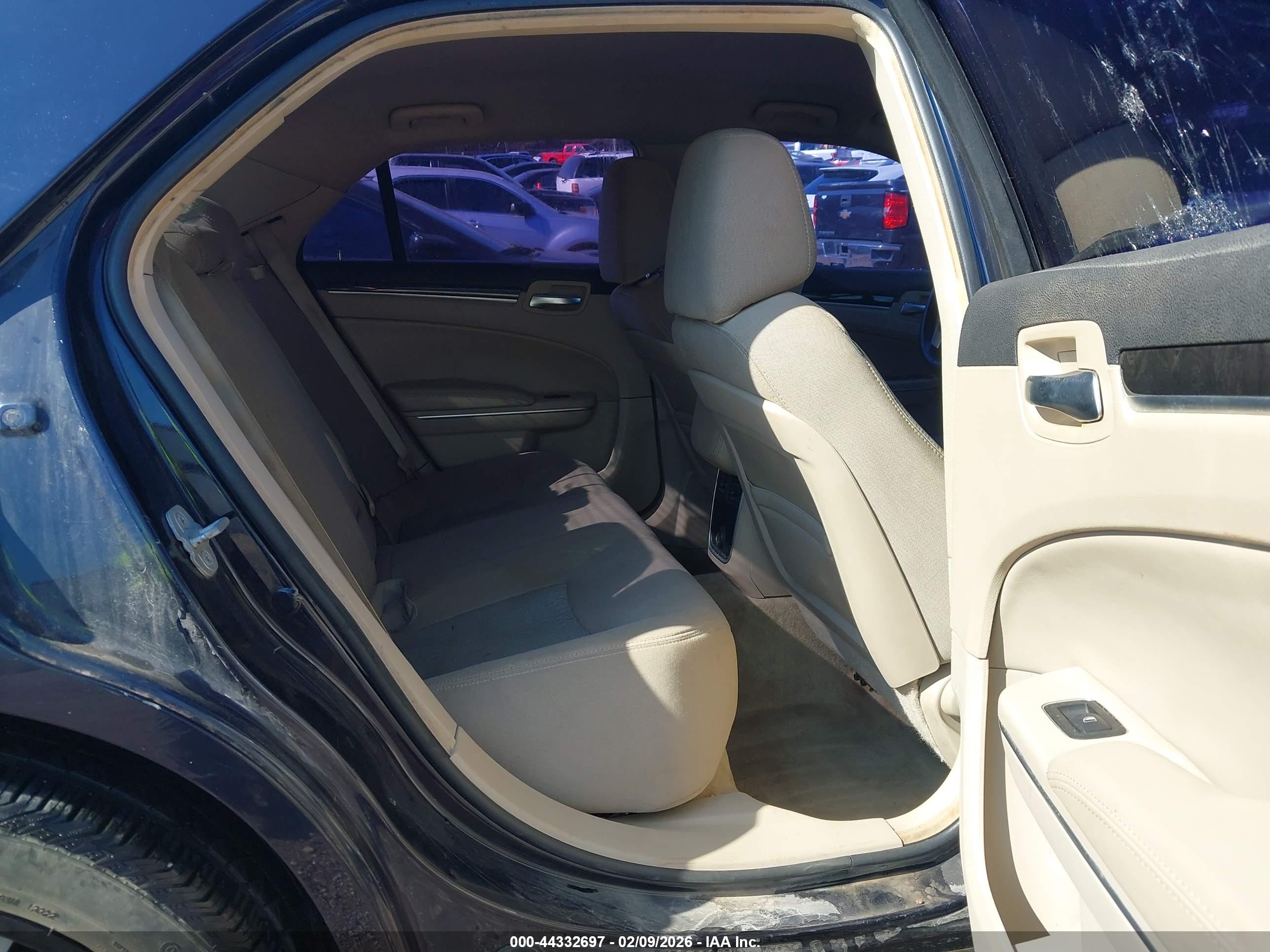 CHRYSLER 300 image 8