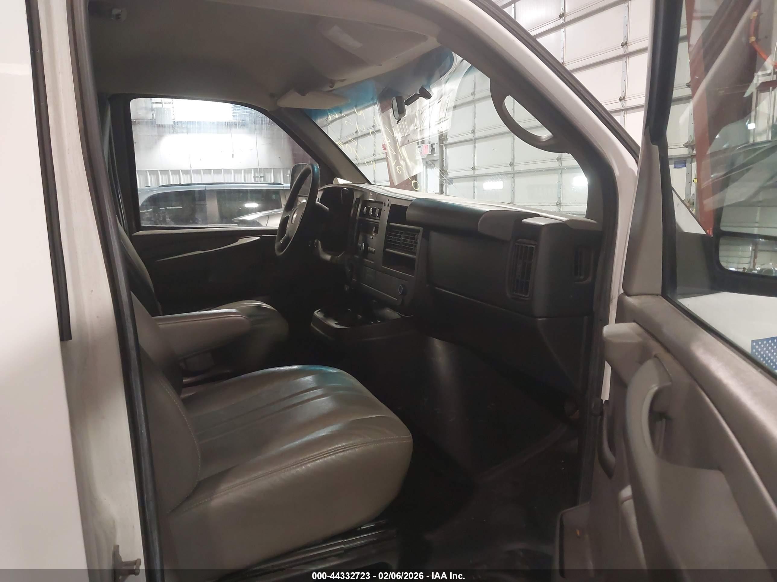 CHEVROLET EXPRESS image 5