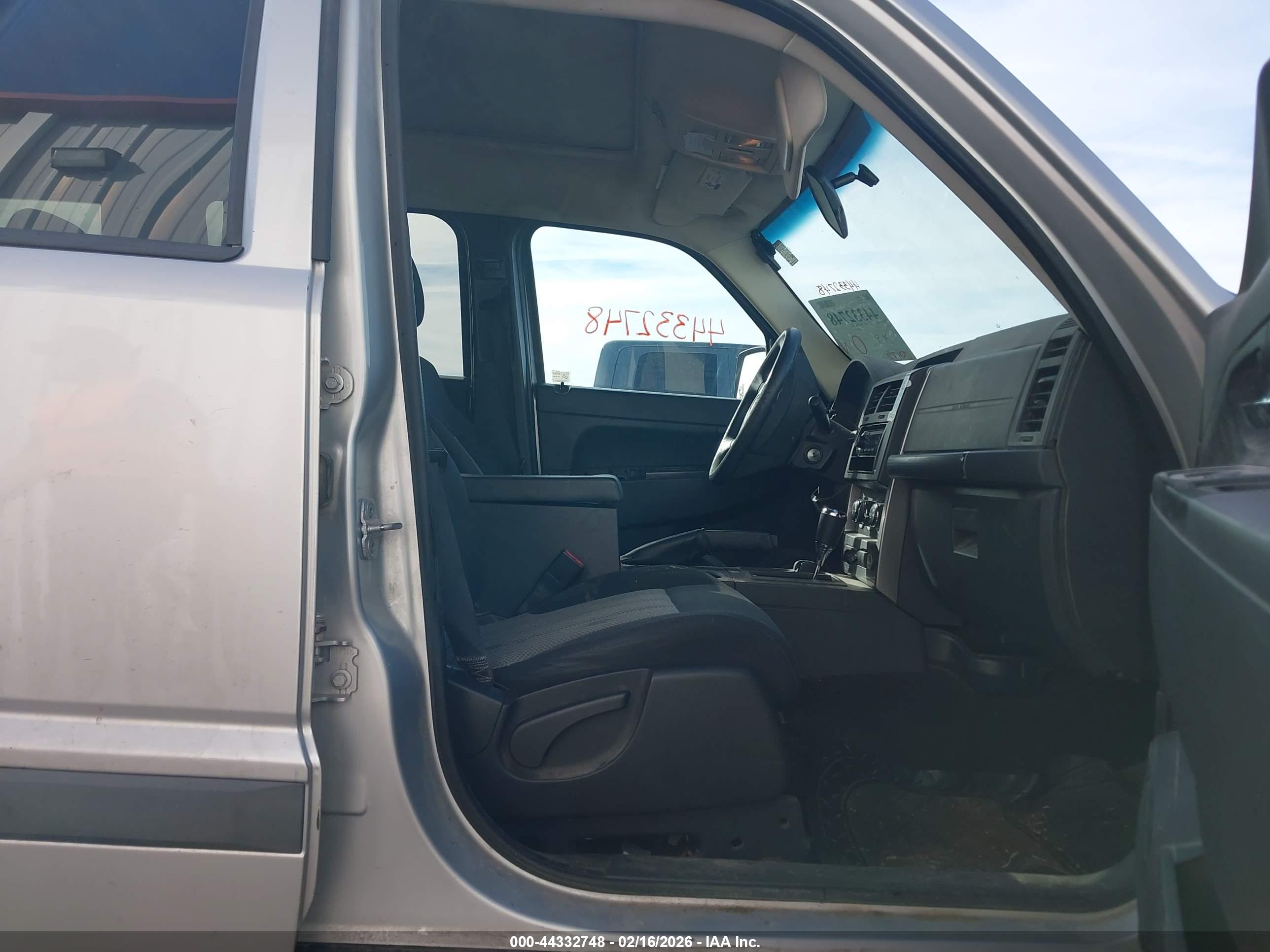 JEEP LIBERTY image 5