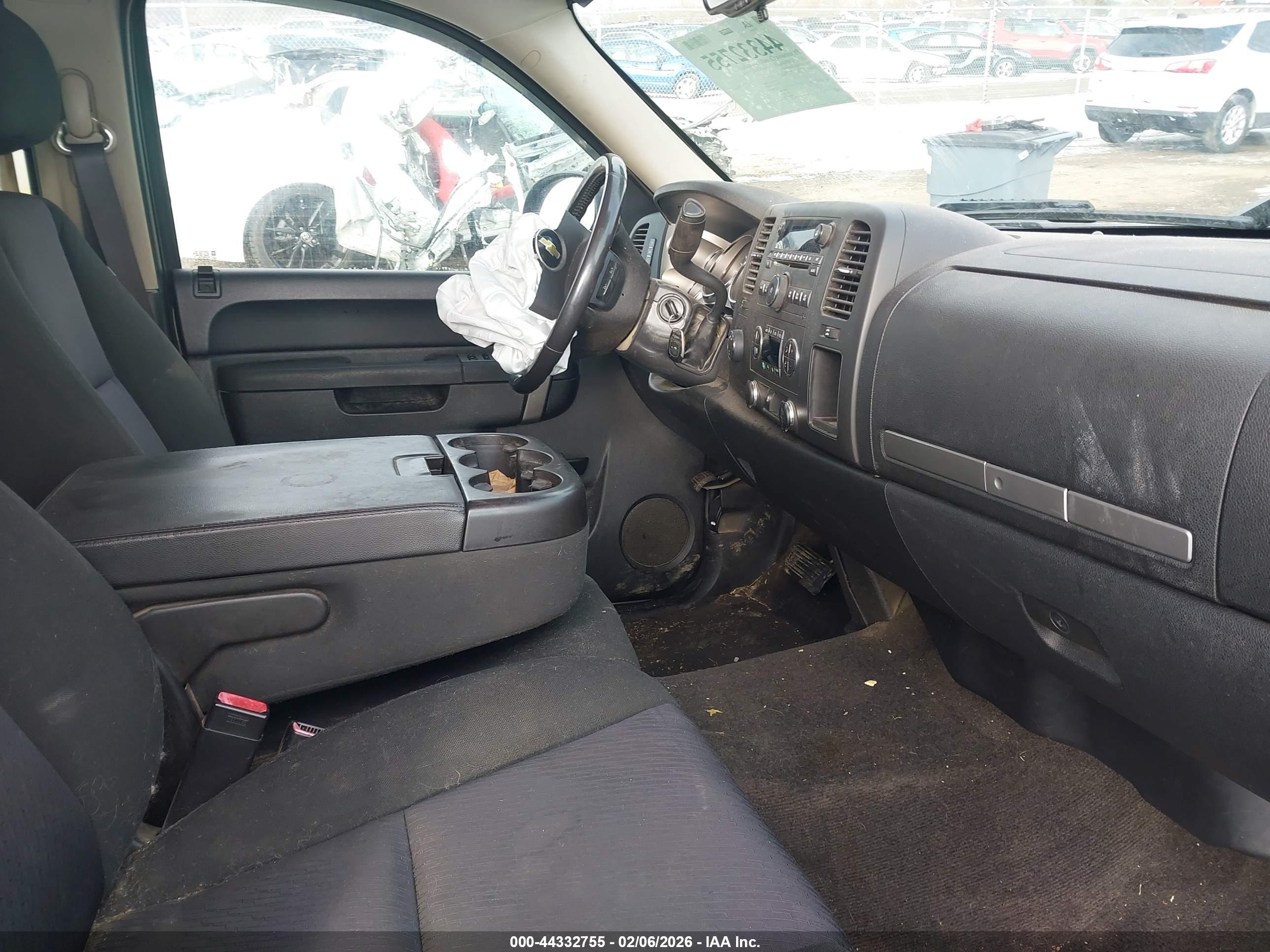 CHEVROLET SILVERADO image 5