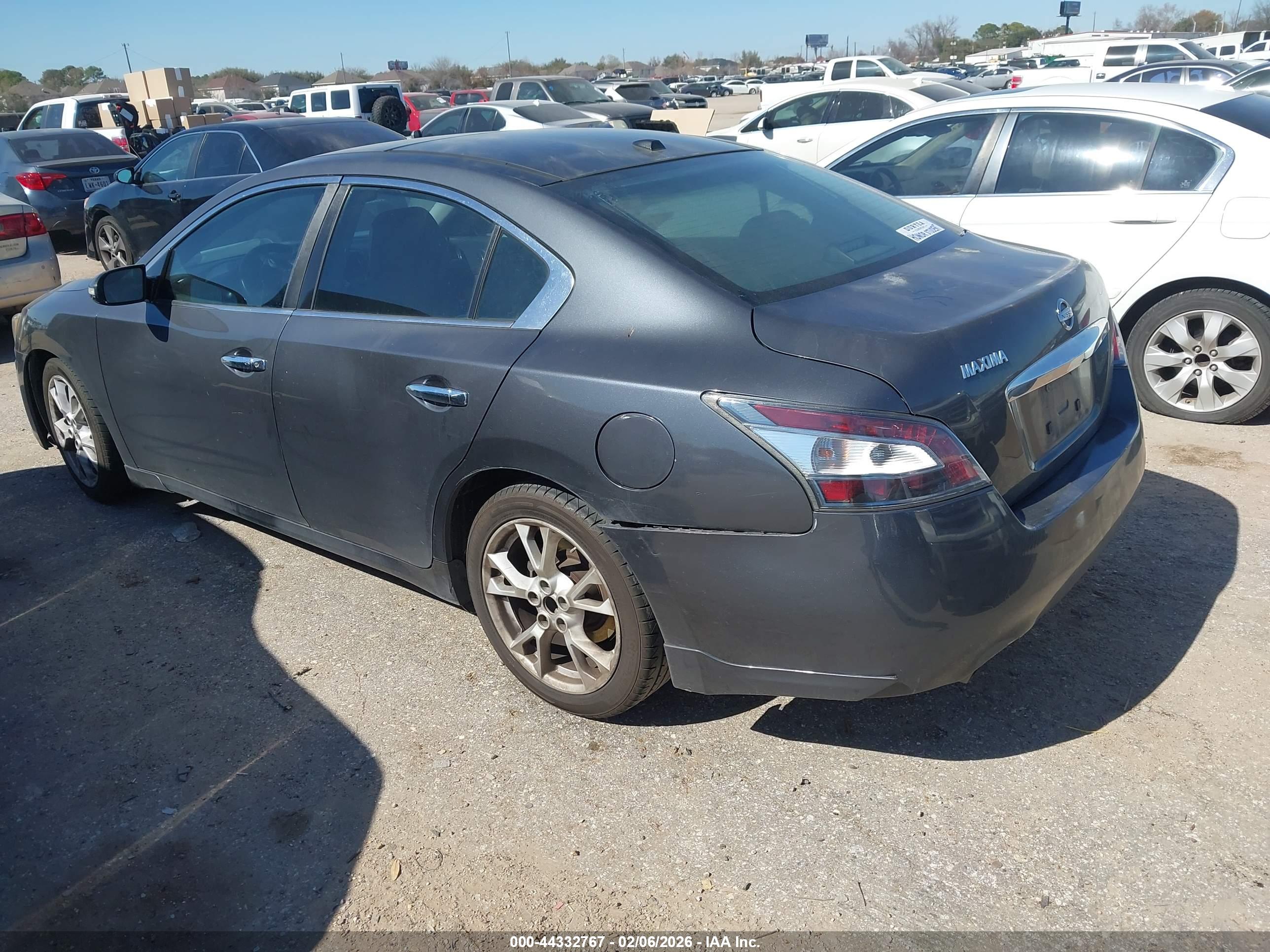 NISSAN MAXIMA image 3