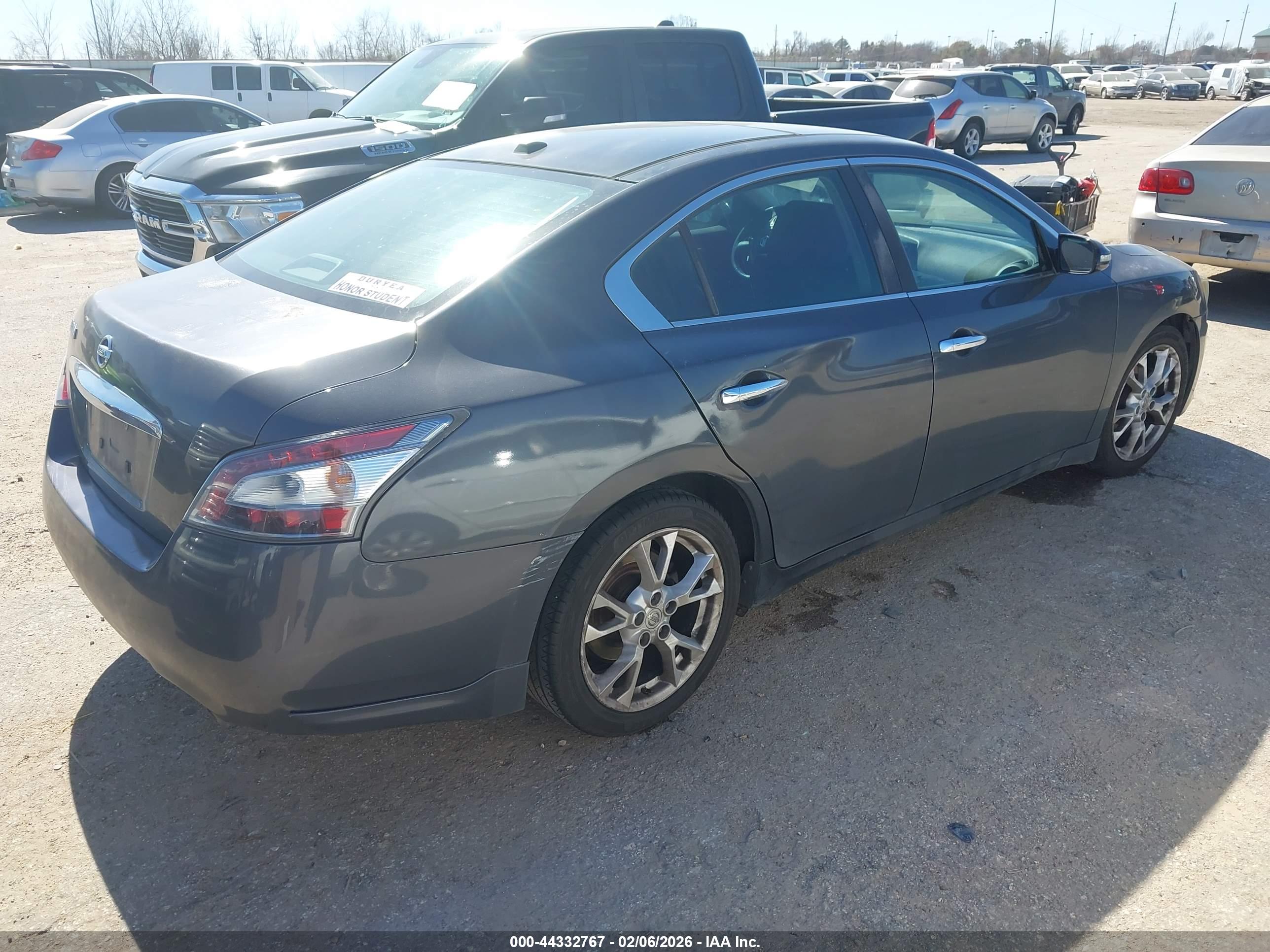 NISSAN MAXIMA image 4