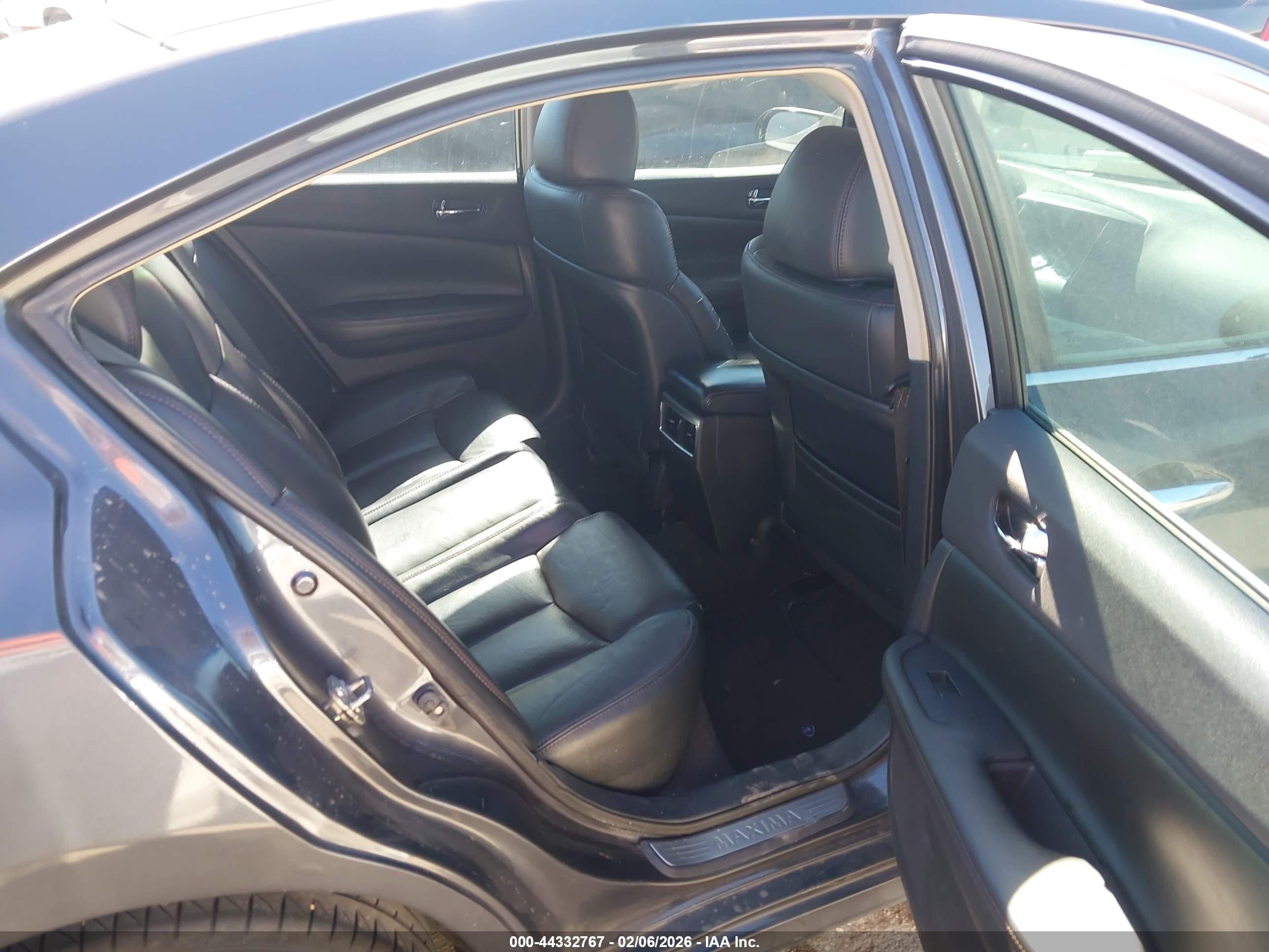 NISSAN MAXIMA image 8
