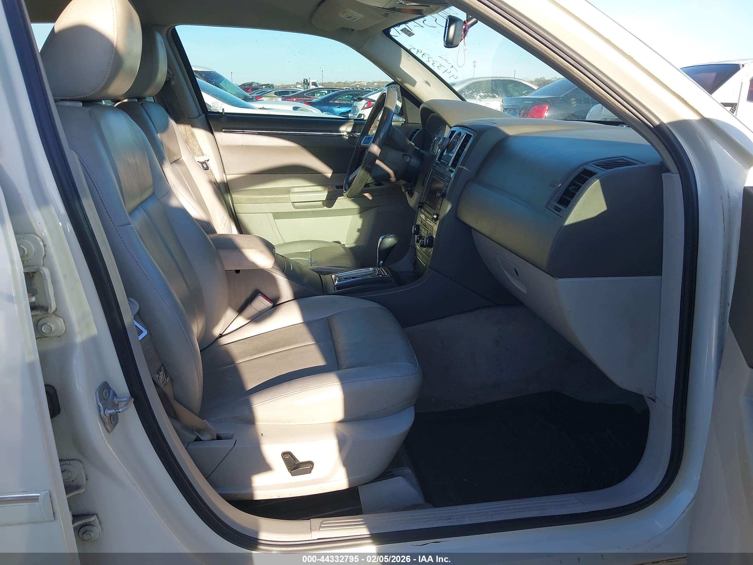 CHRYSLER 300 image 5