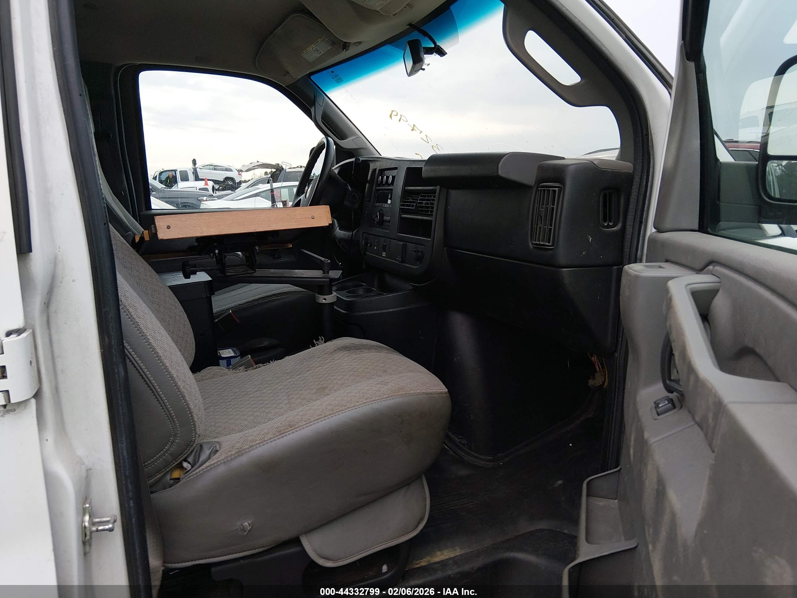 CHEVROLET EXPRESS image 5