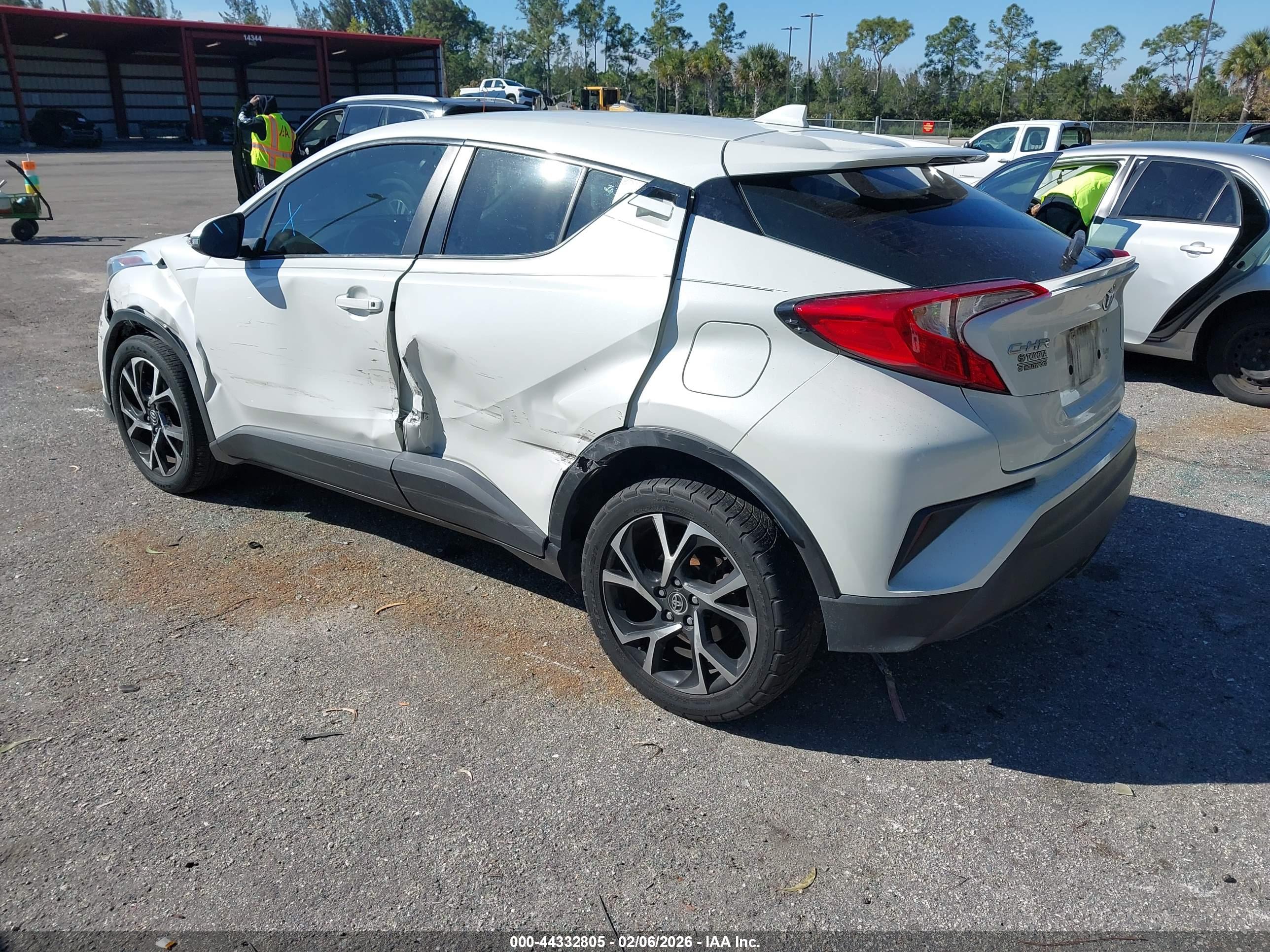 TOYOTA C-HR image 3