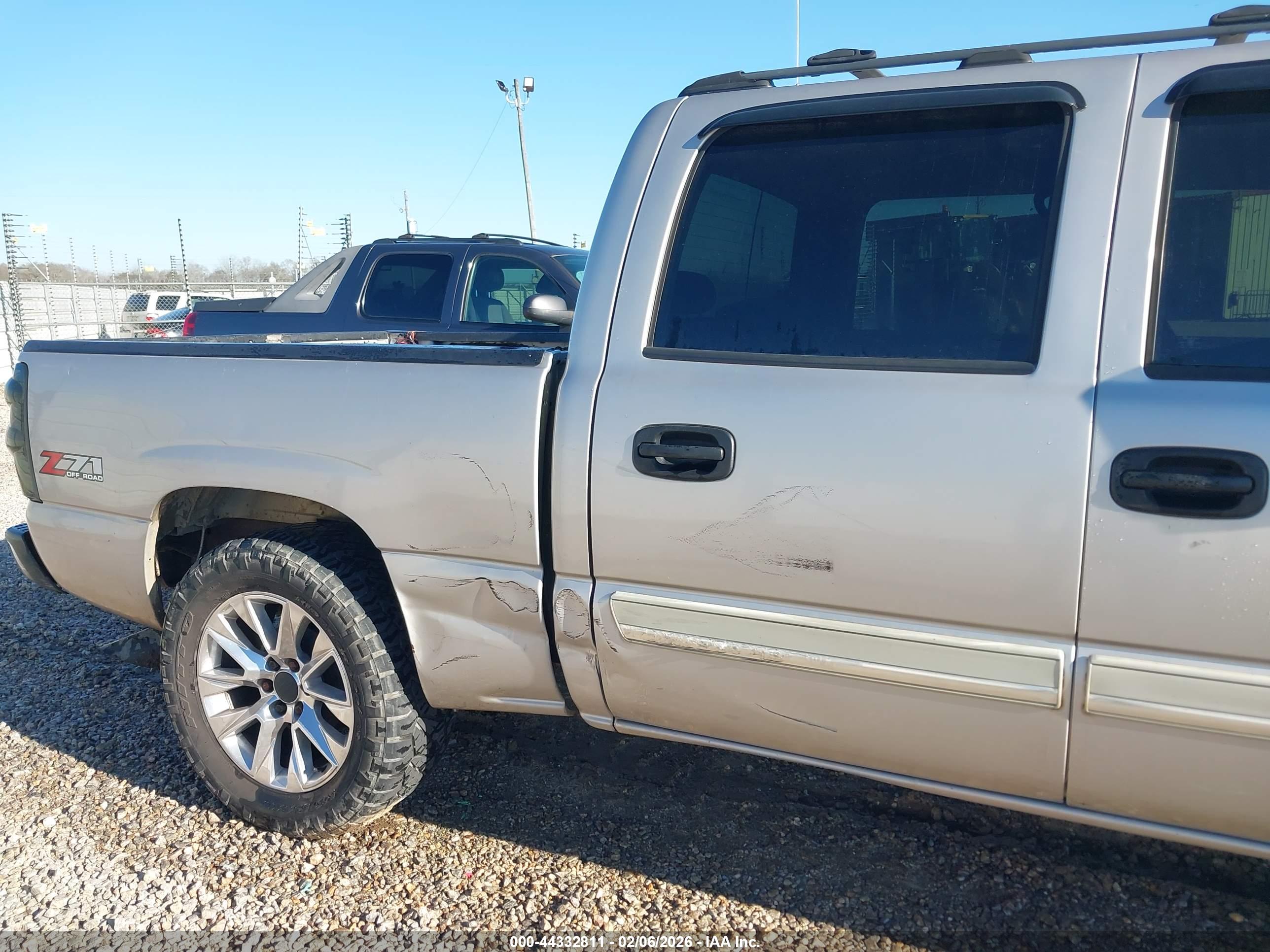 CHEVROLET SILVERADO image 6