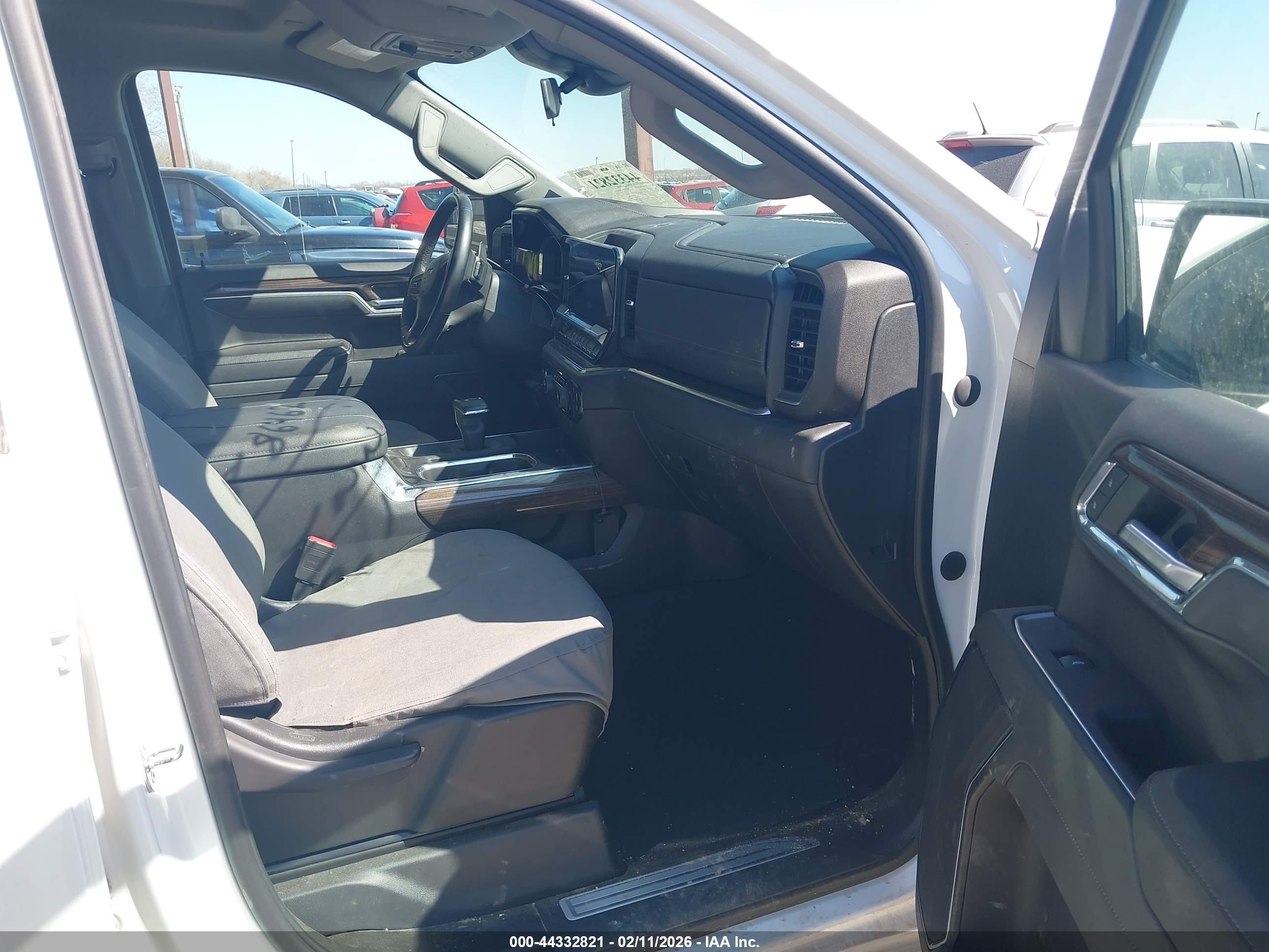 CHEVROLET SILVERADO image 5