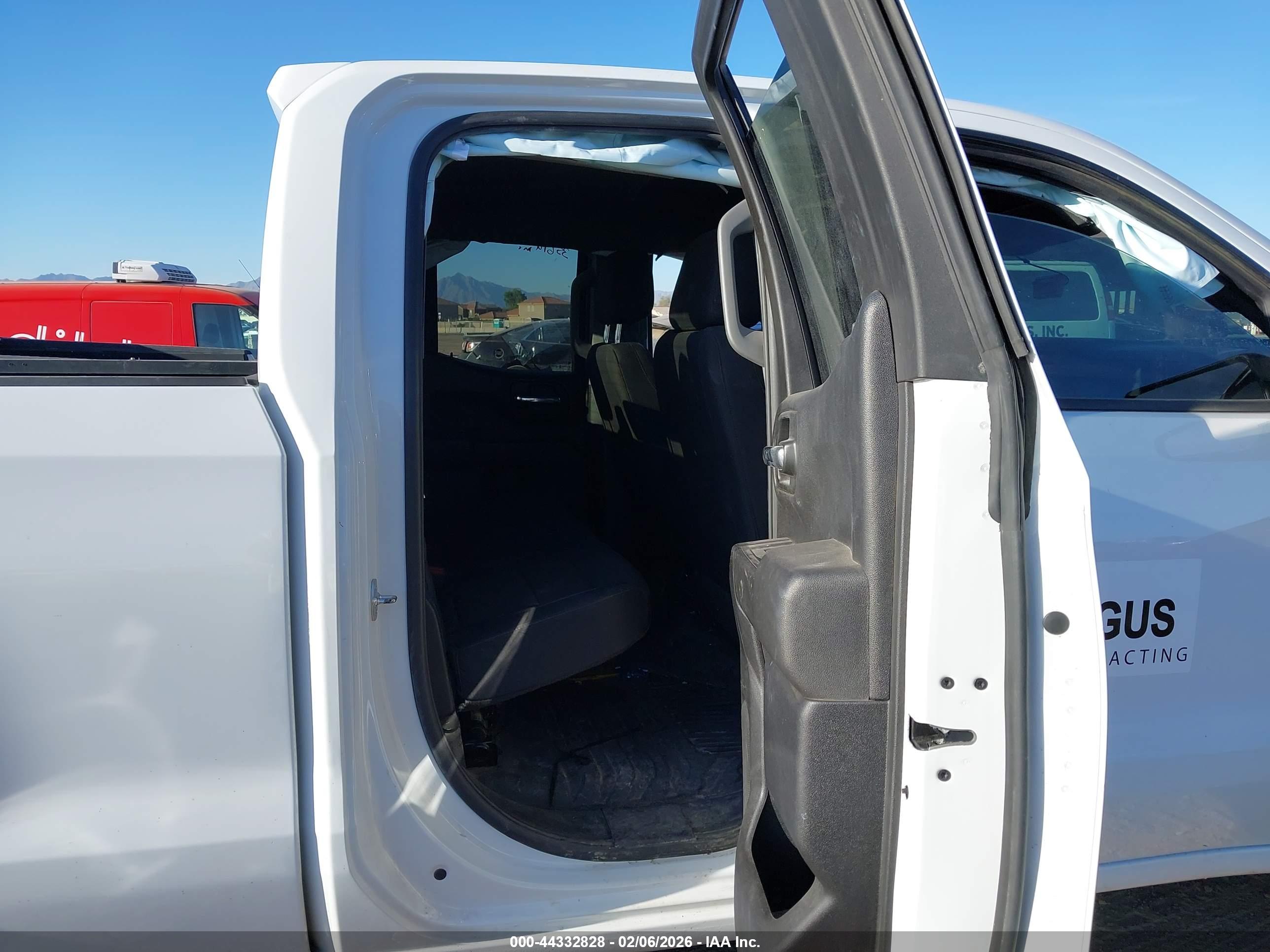 CHEVROLET SILVERADO image 8