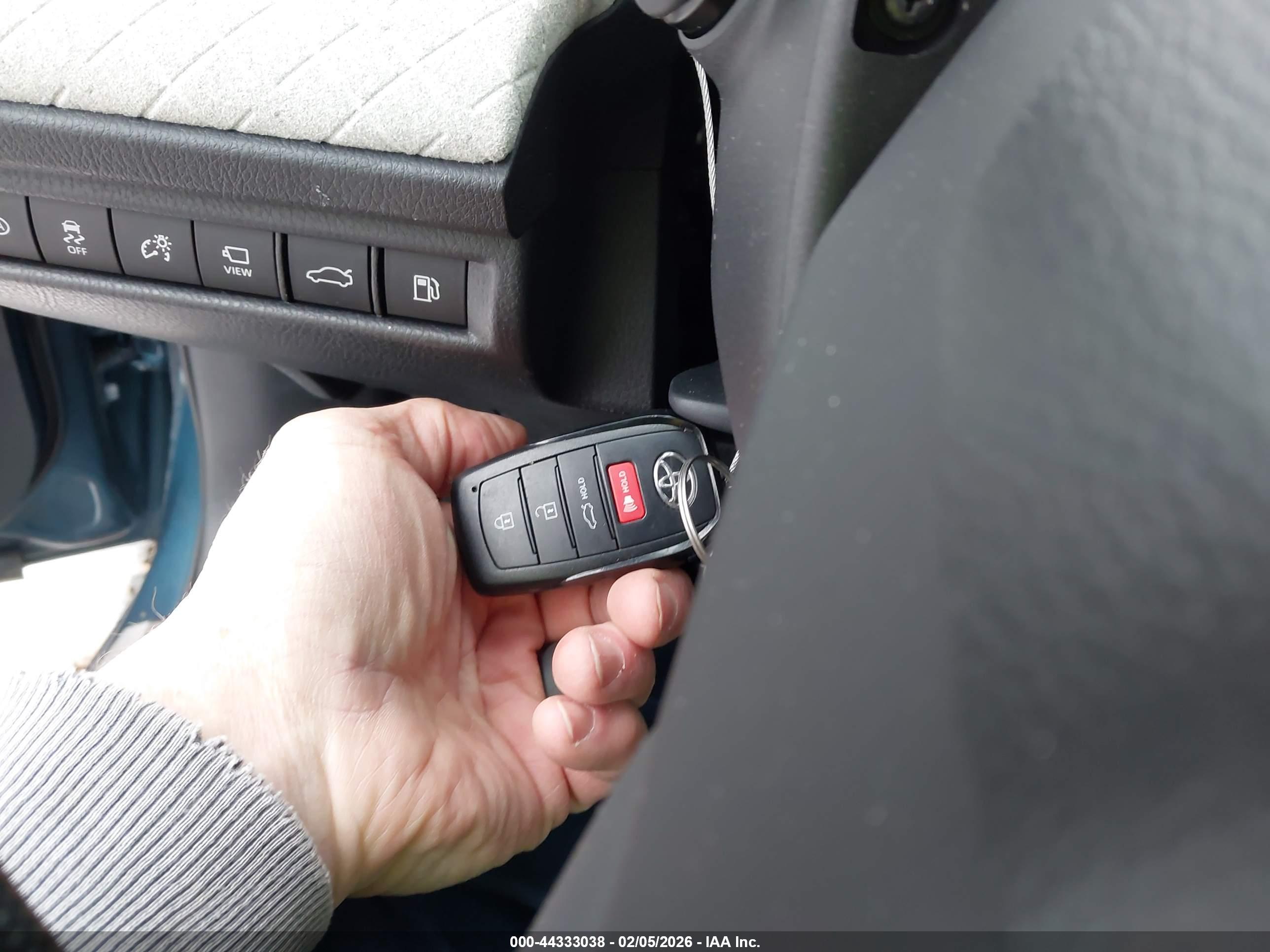 TOYOTA CAMRY image 11
