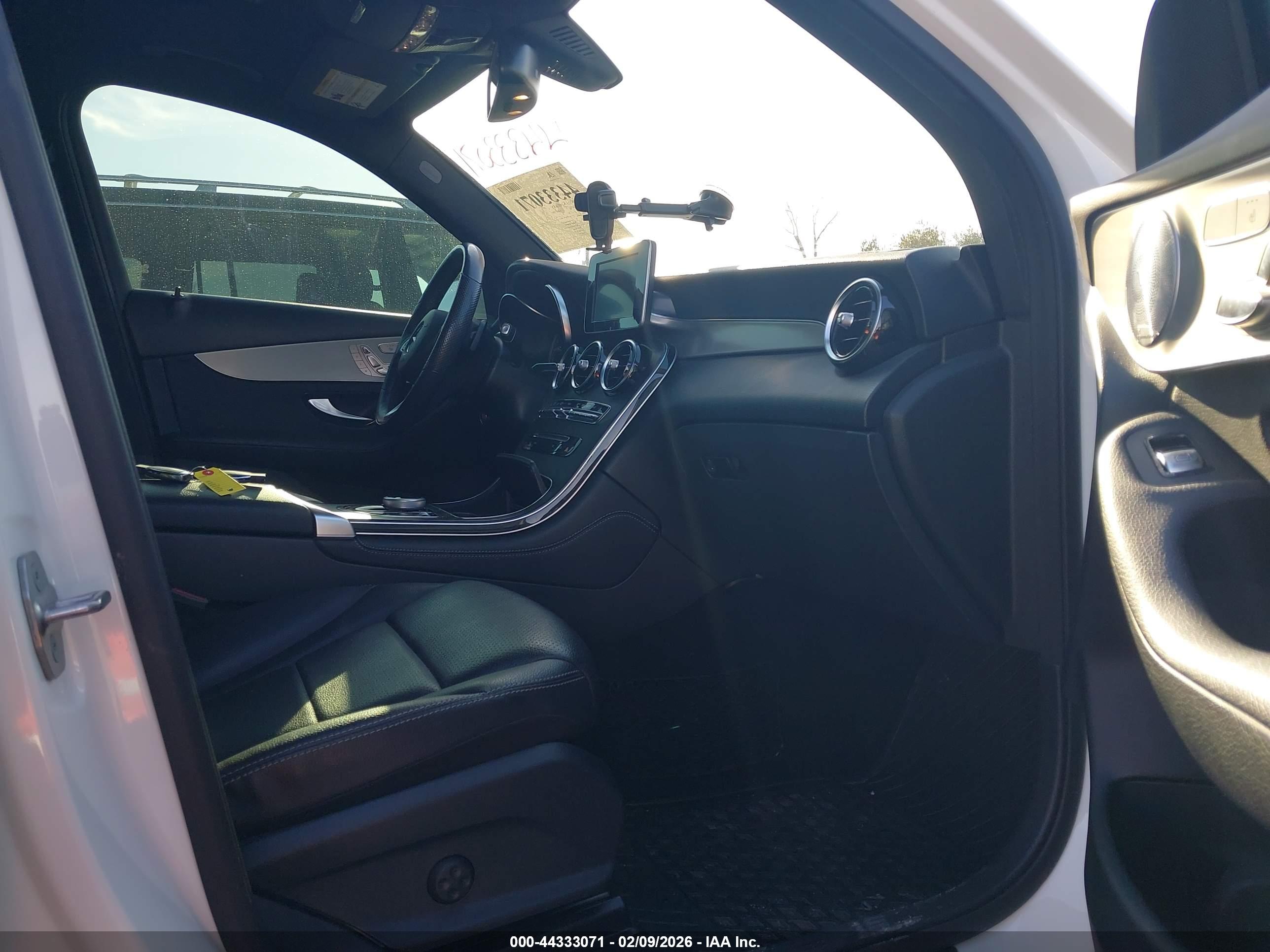 MERCEDES-BENZ GLC image 5