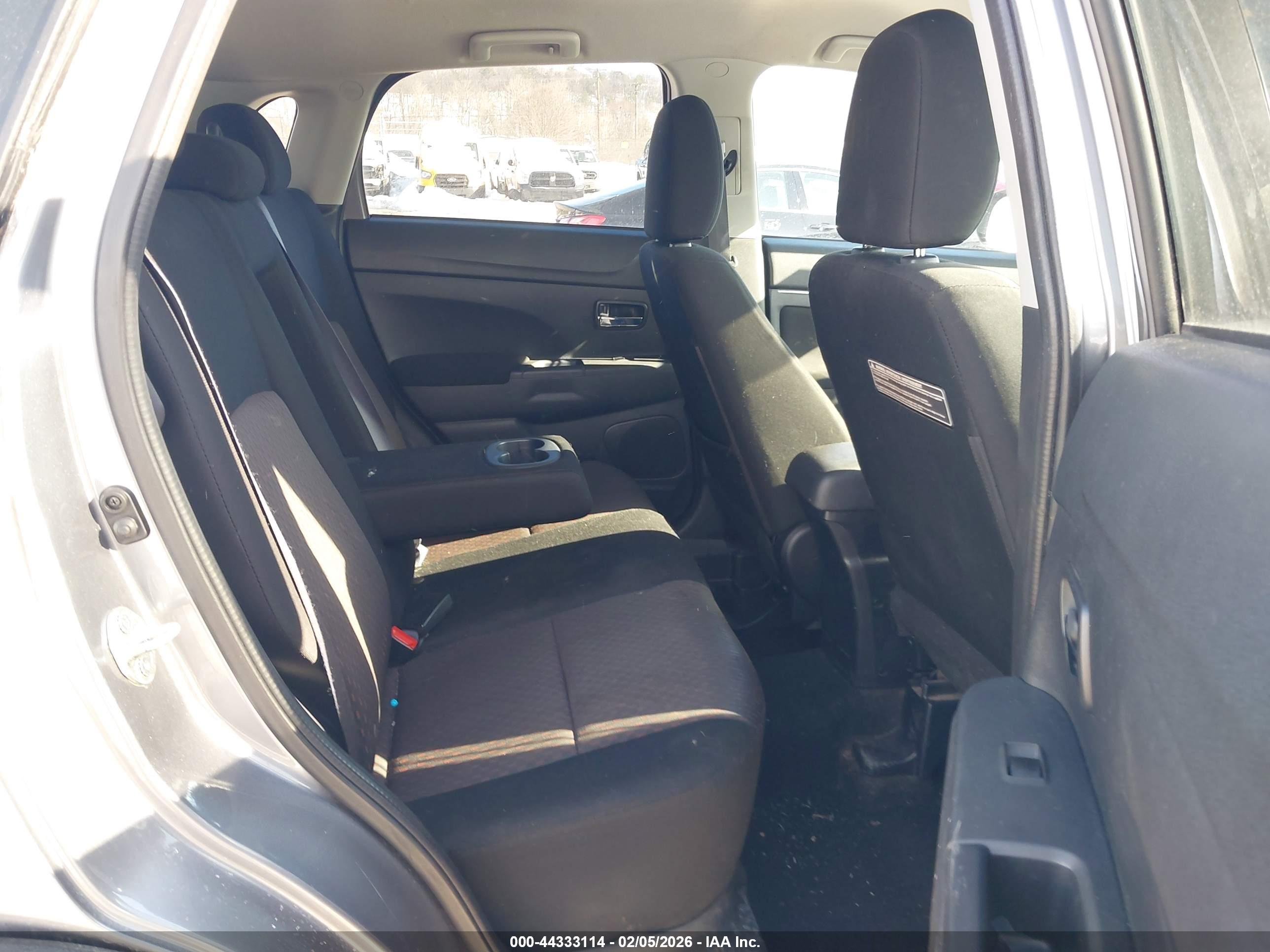 MITSUBISHI OUTLANDER image 8