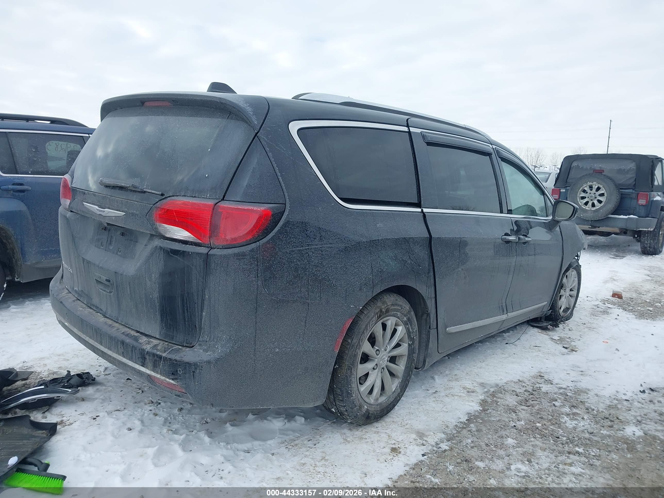 CHRYSLER PACIFICA image 4