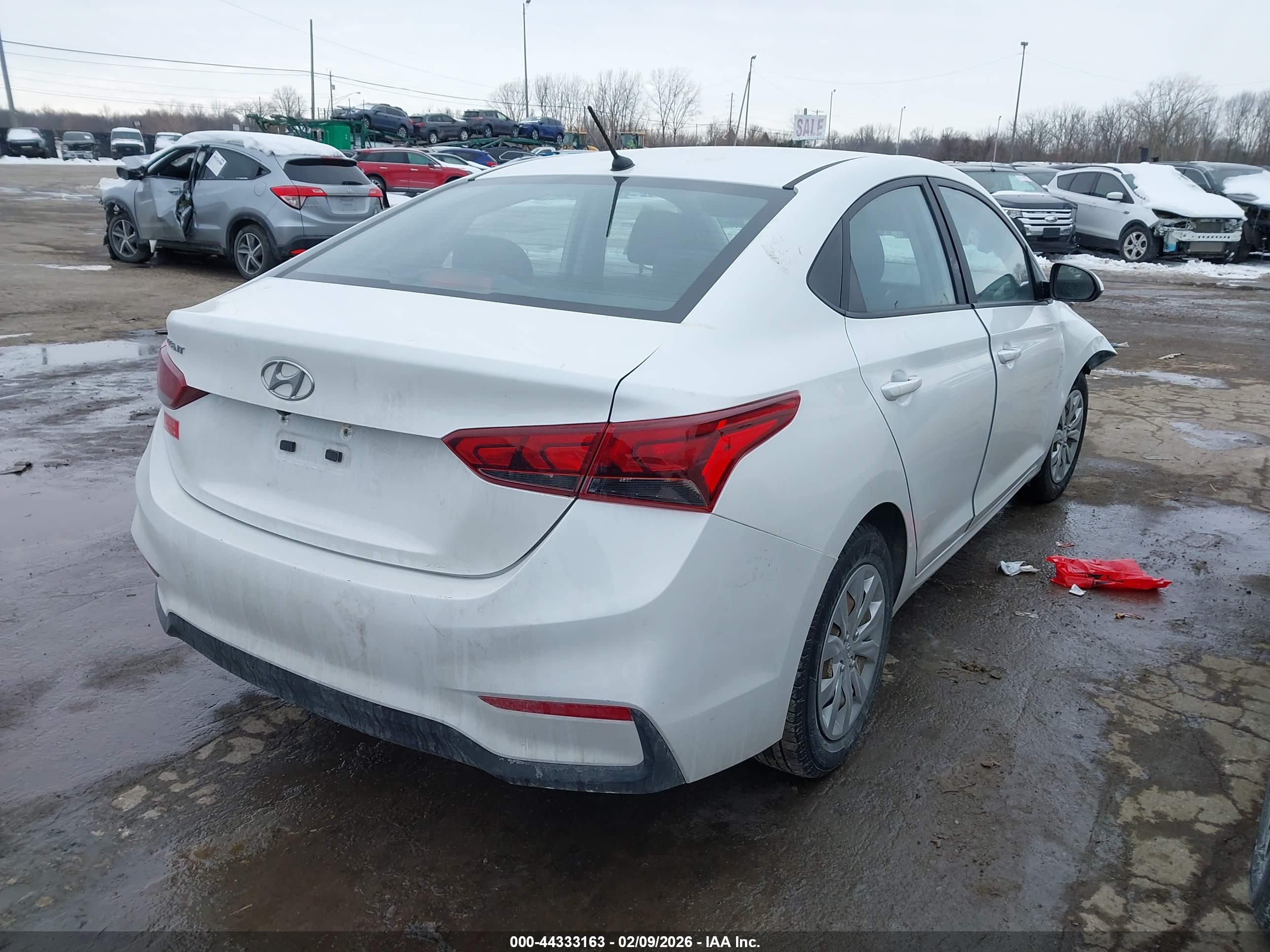 HYUNDAI ACCENT image 4