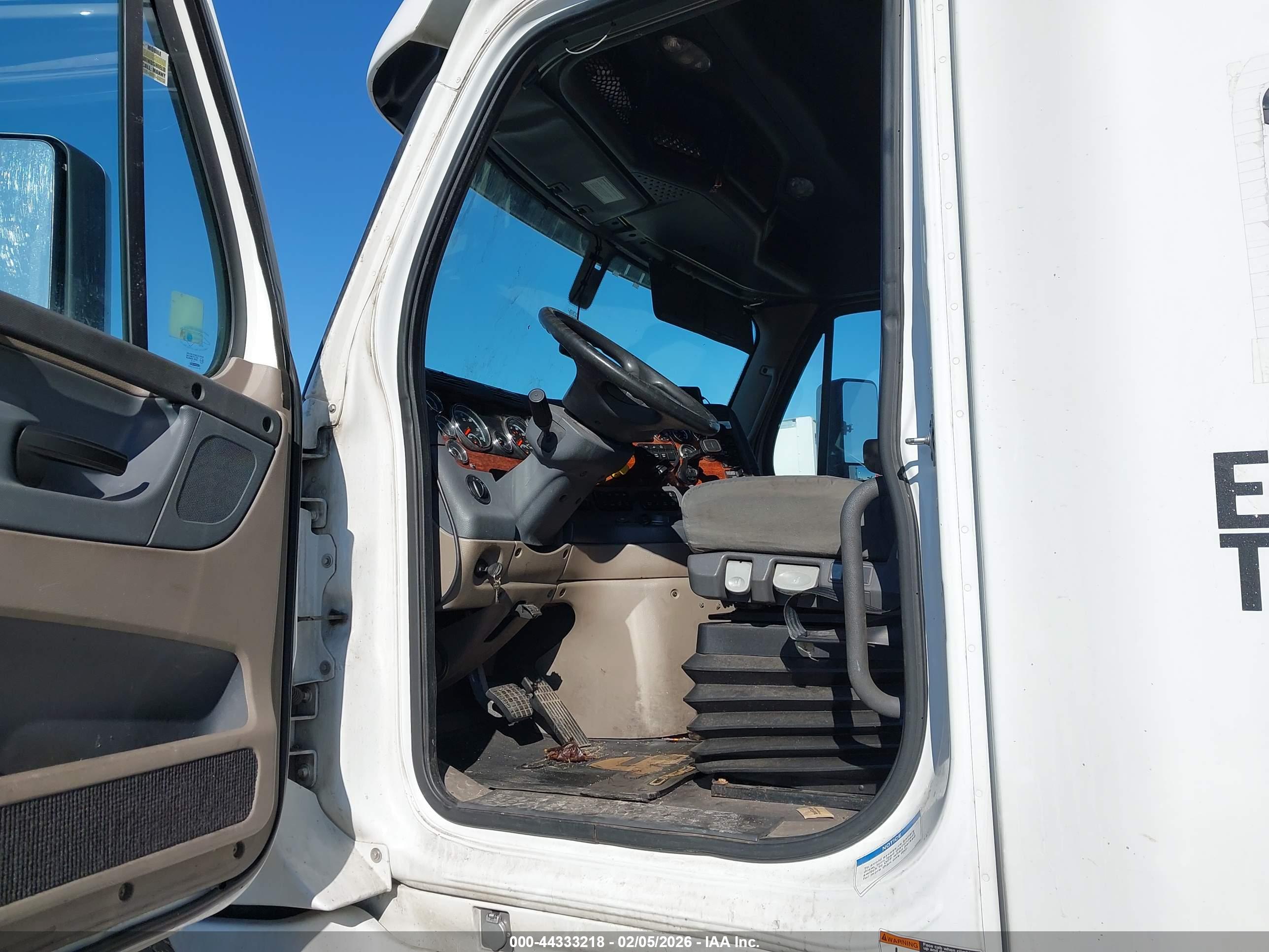 FREIGHTLINER CASCADIA image 8