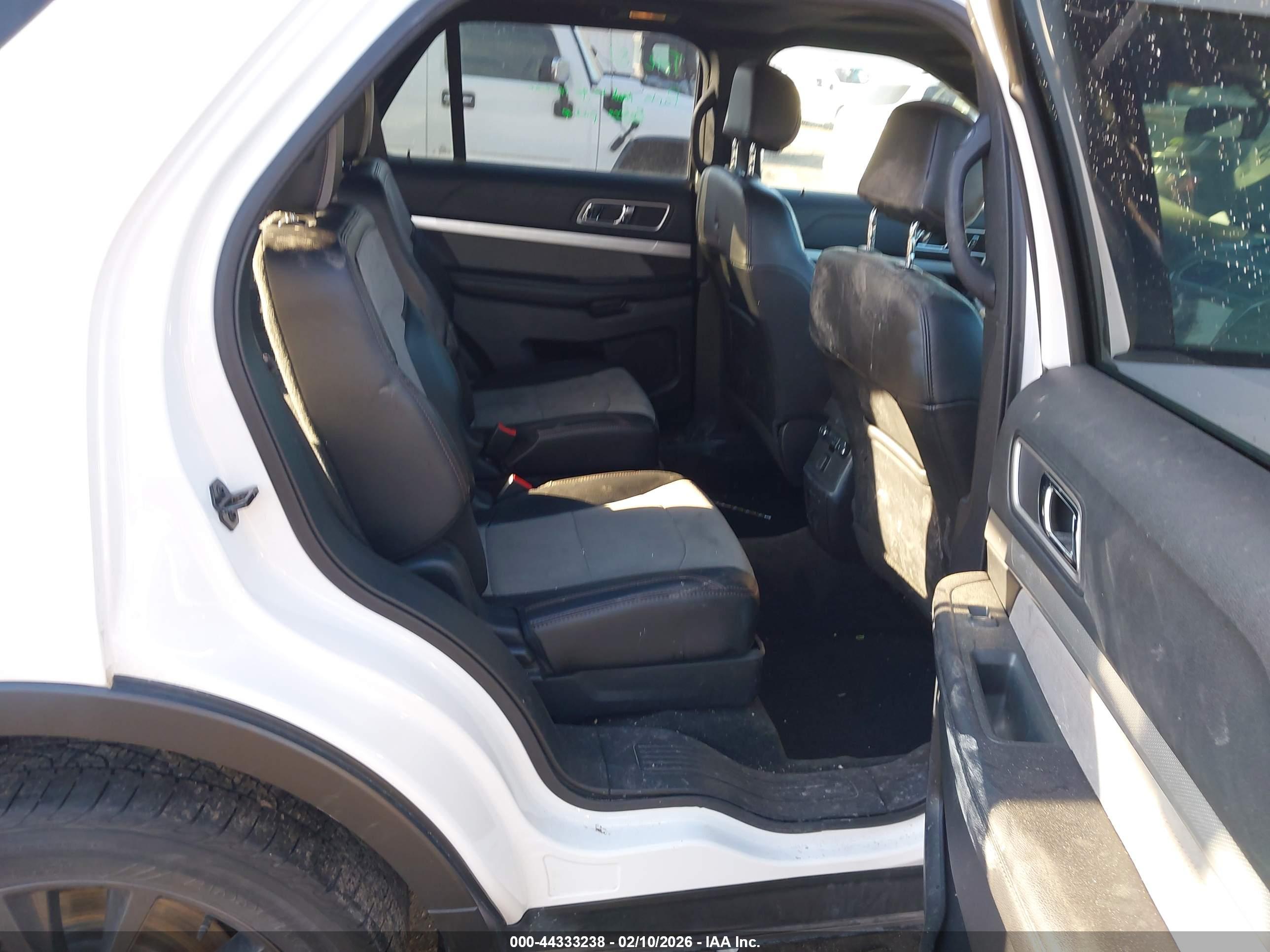 FORD EXPLORER image 8
