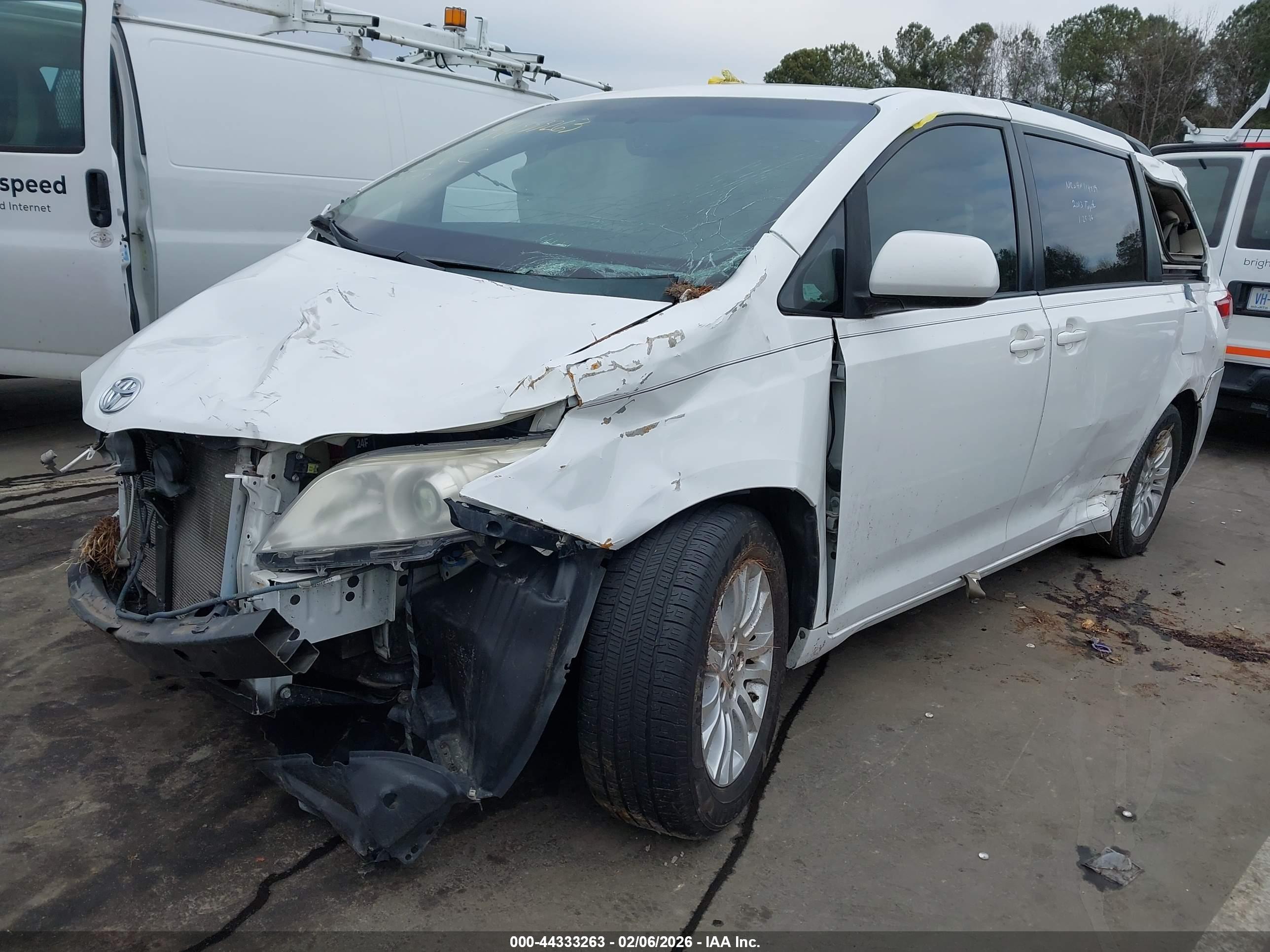 TOYOTA SIENNA image 2