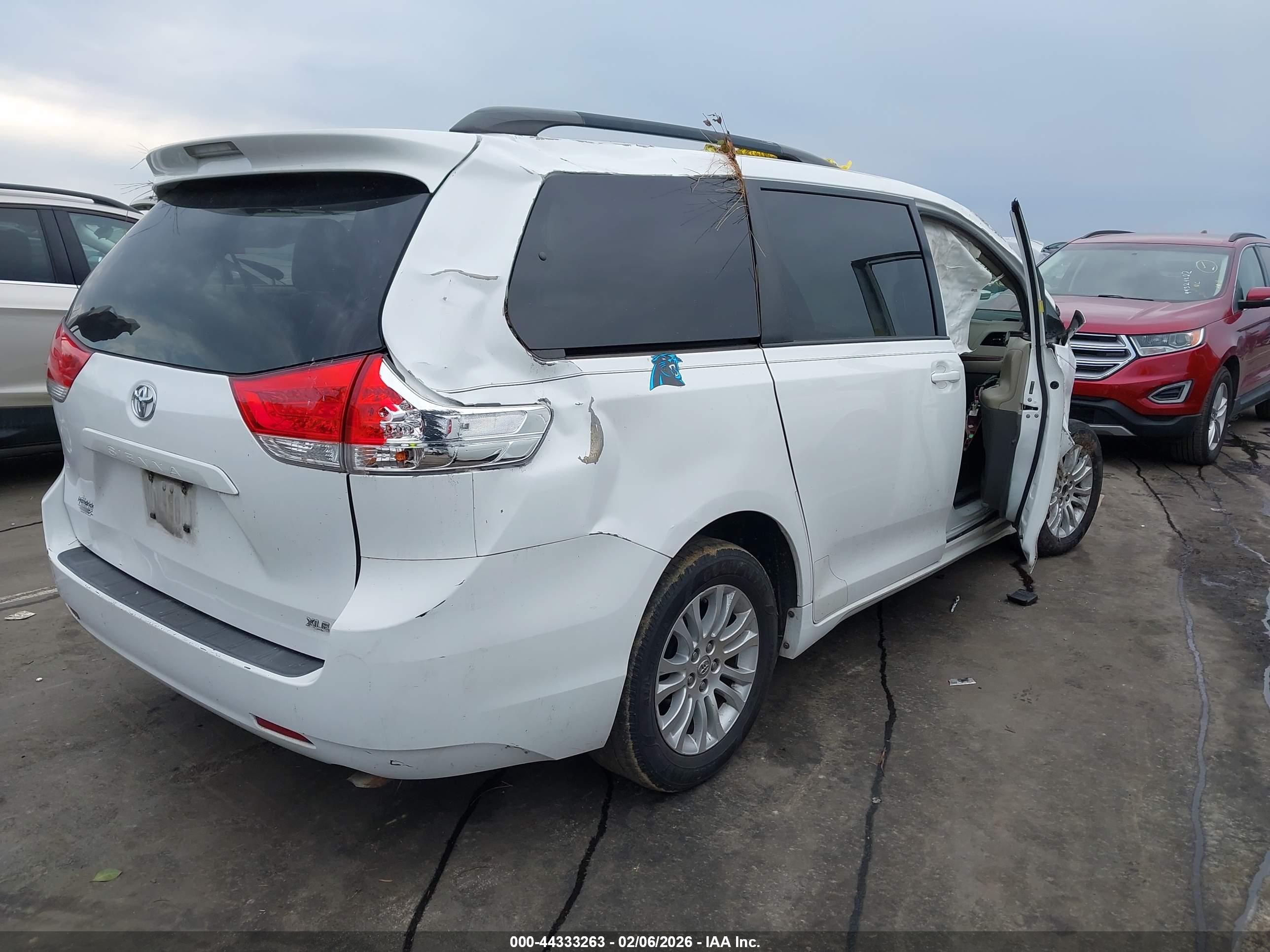TOYOTA SIENNA image 4