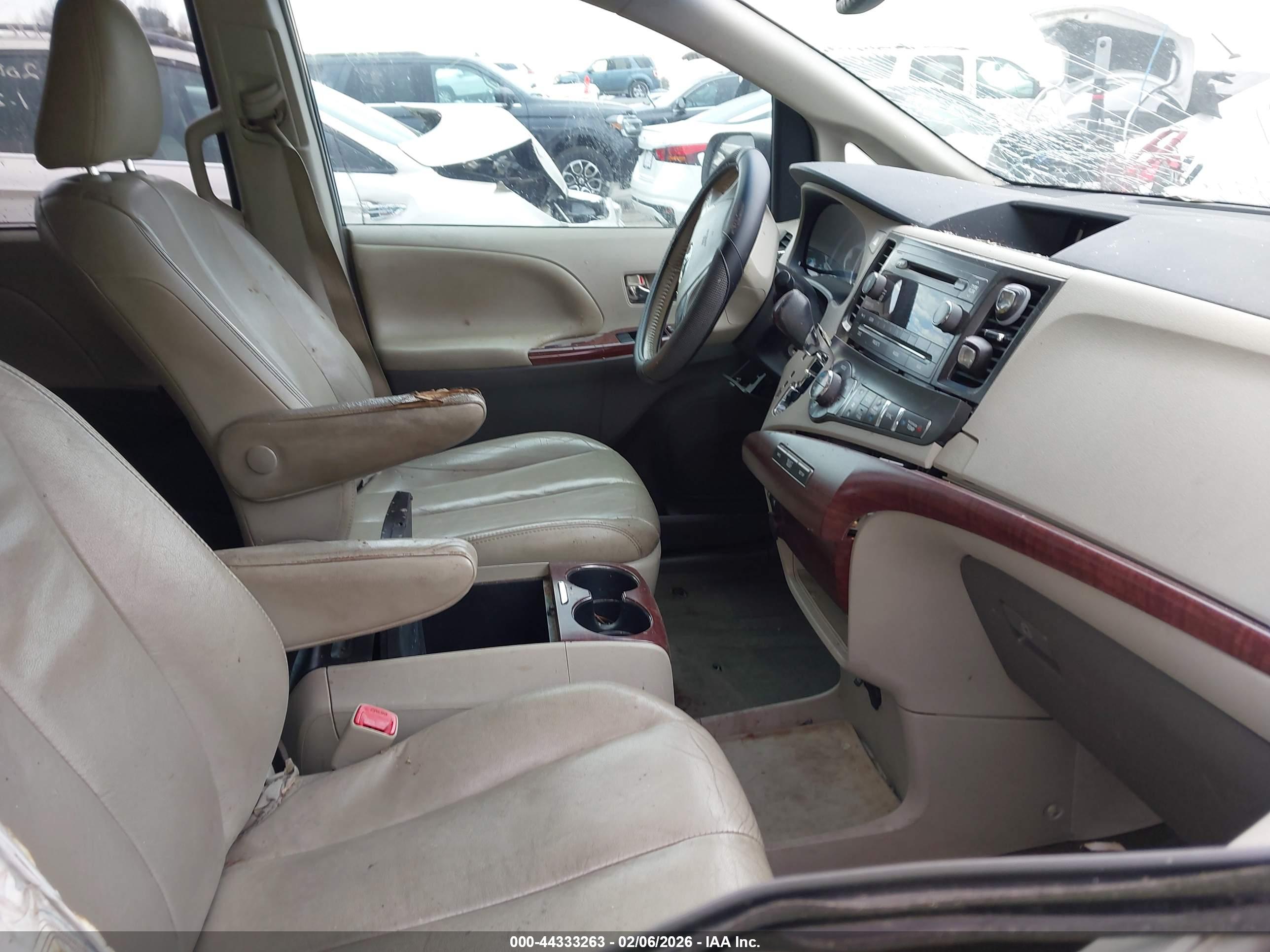 TOYOTA SIENNA image 5