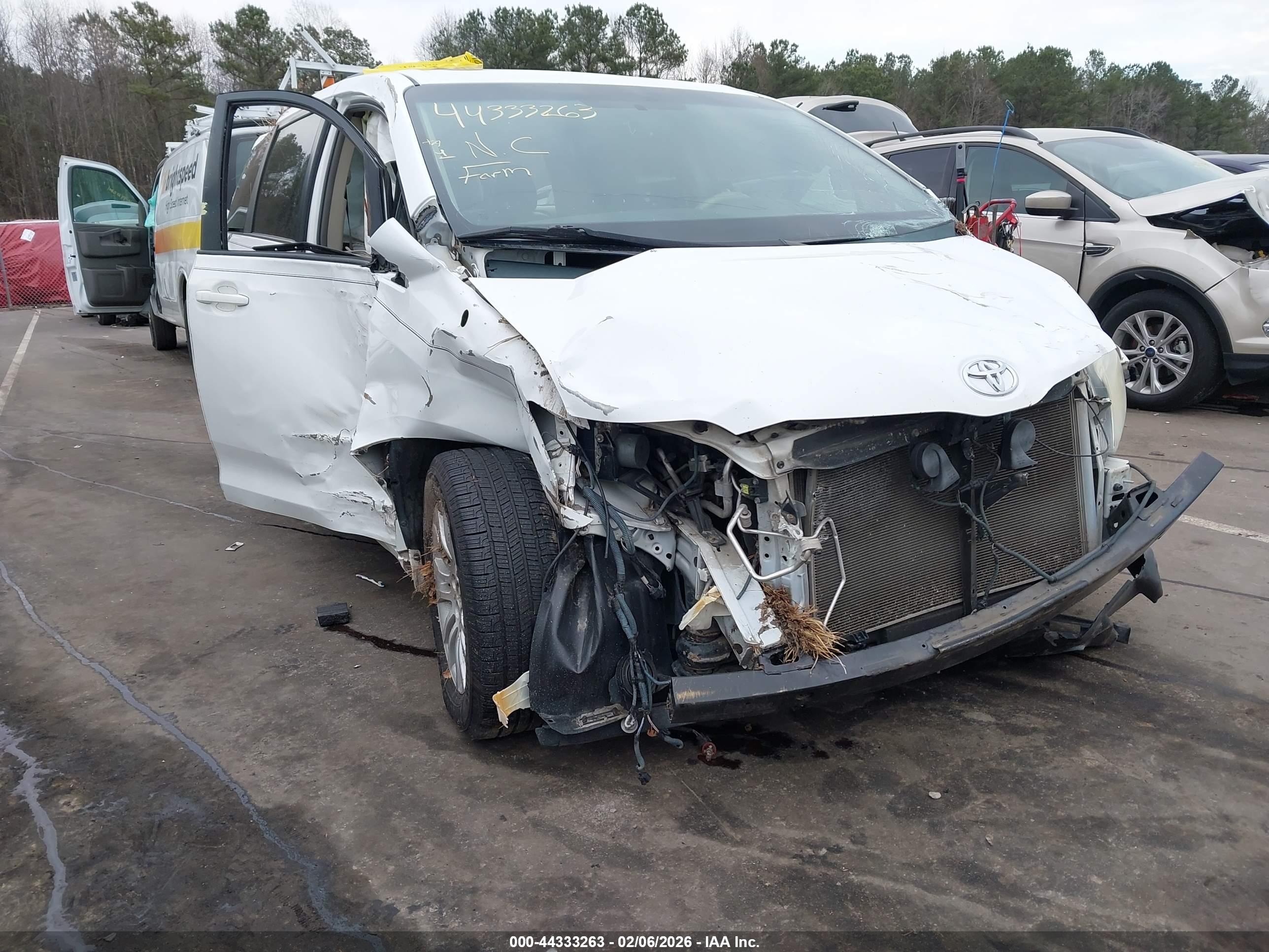 TOYOTA SIENNA image 6