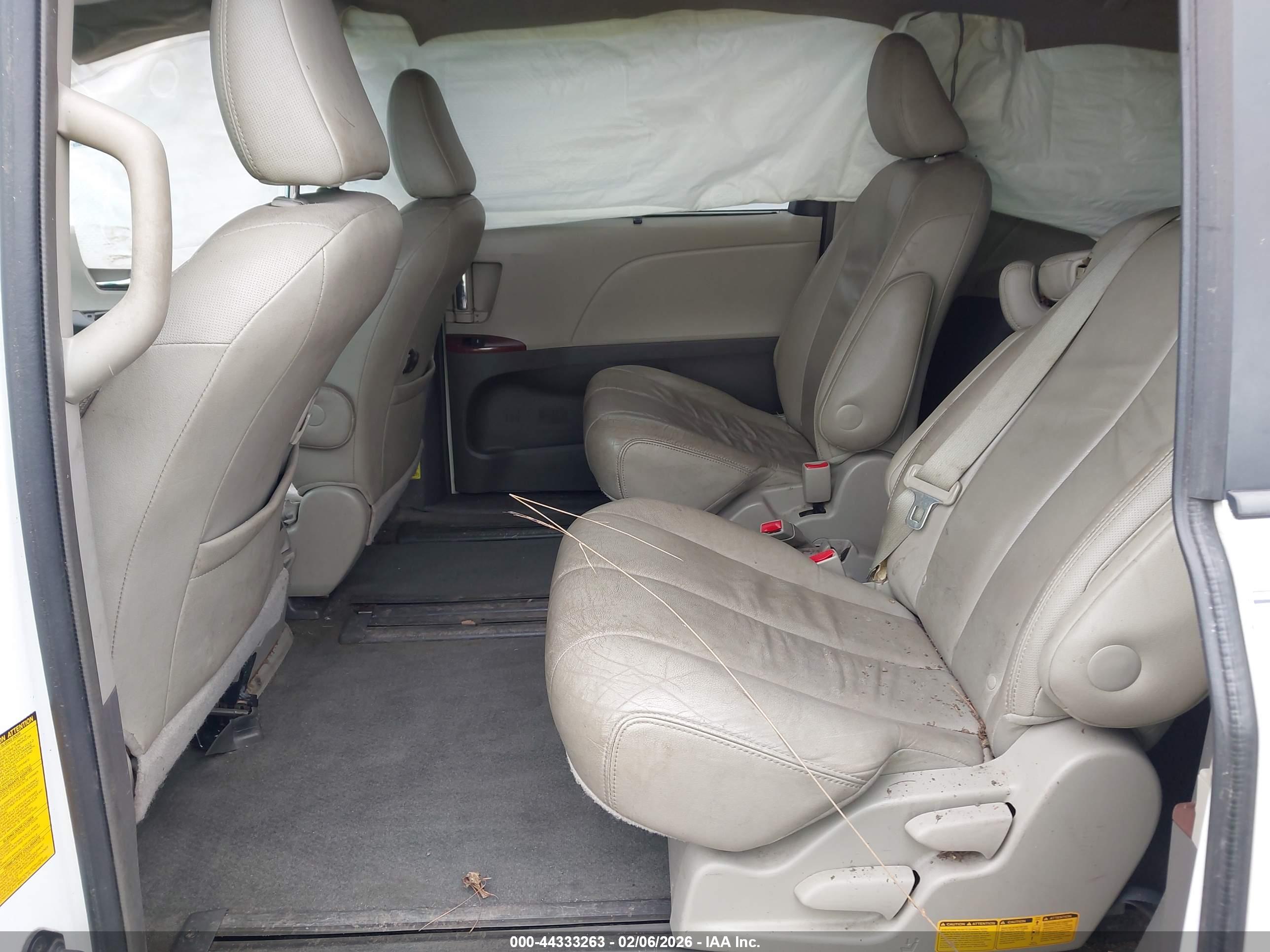 TOYOTA SIENNA image 8