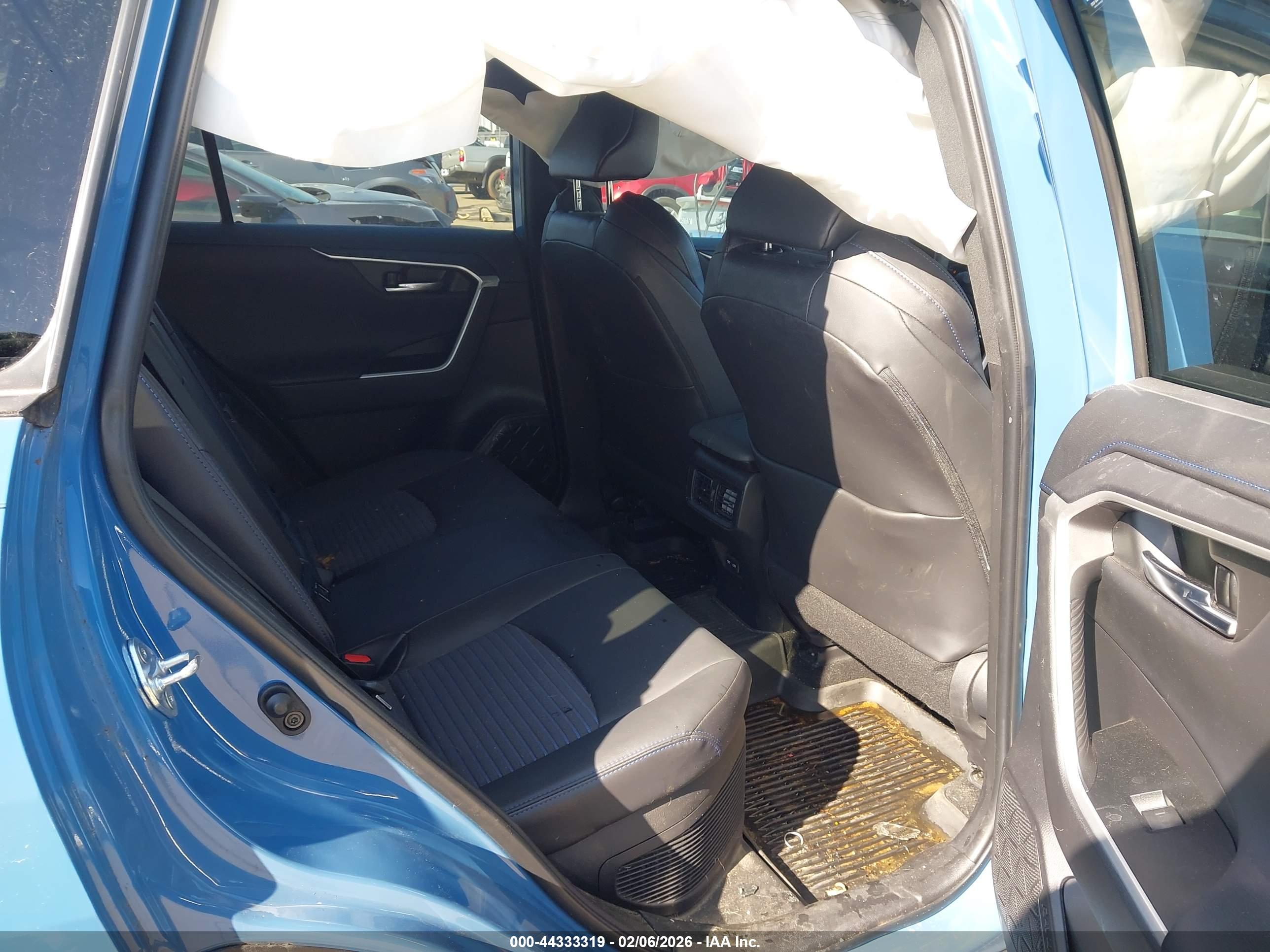 TOYOTA RAV4 image 8
