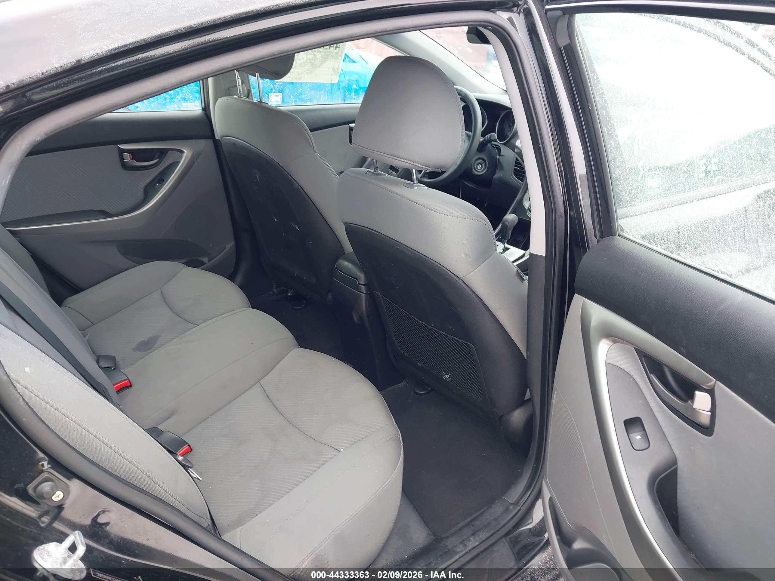 HYUNDAI ELANTRA image 8