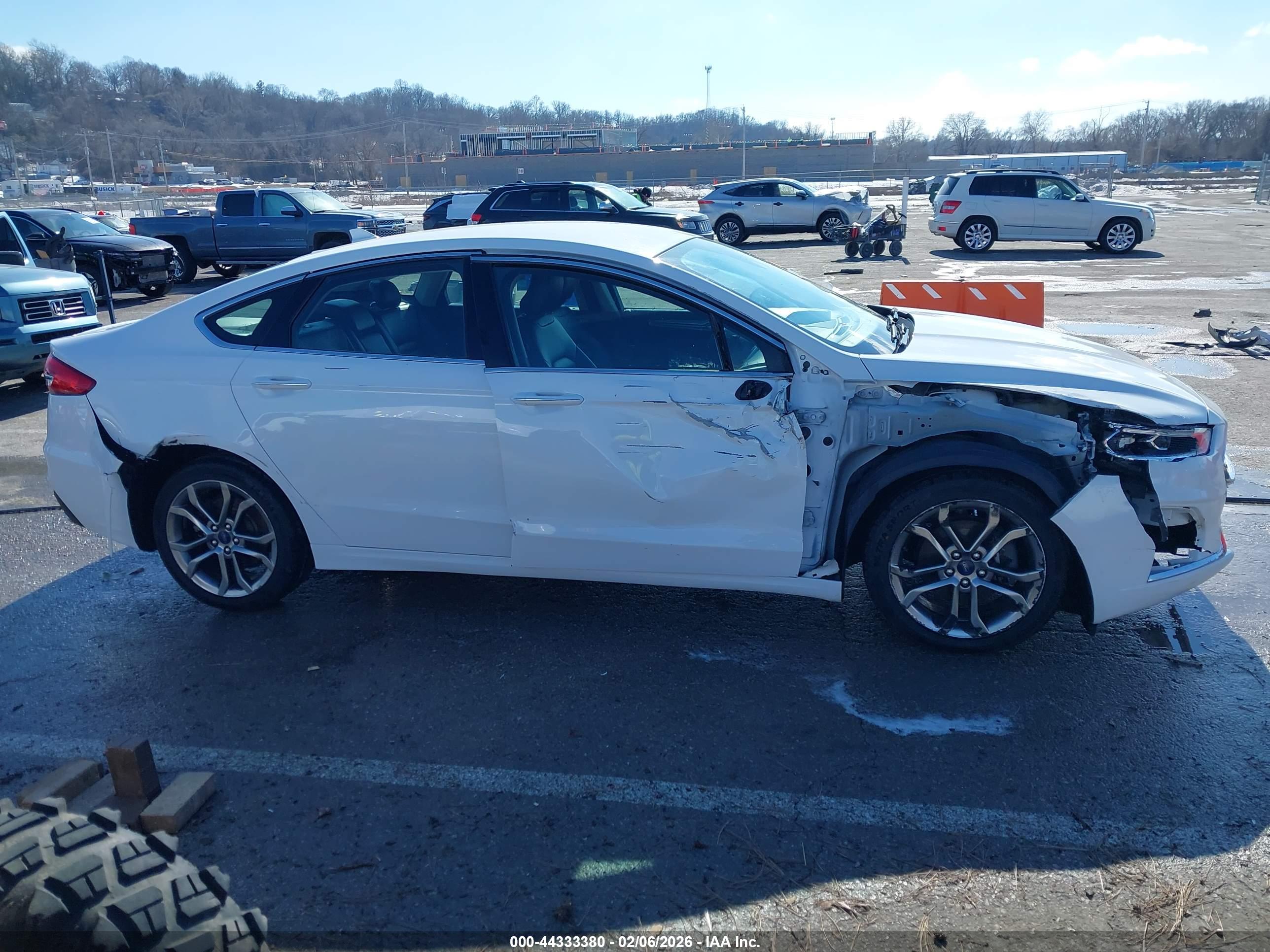 FORD FUSION image 6
