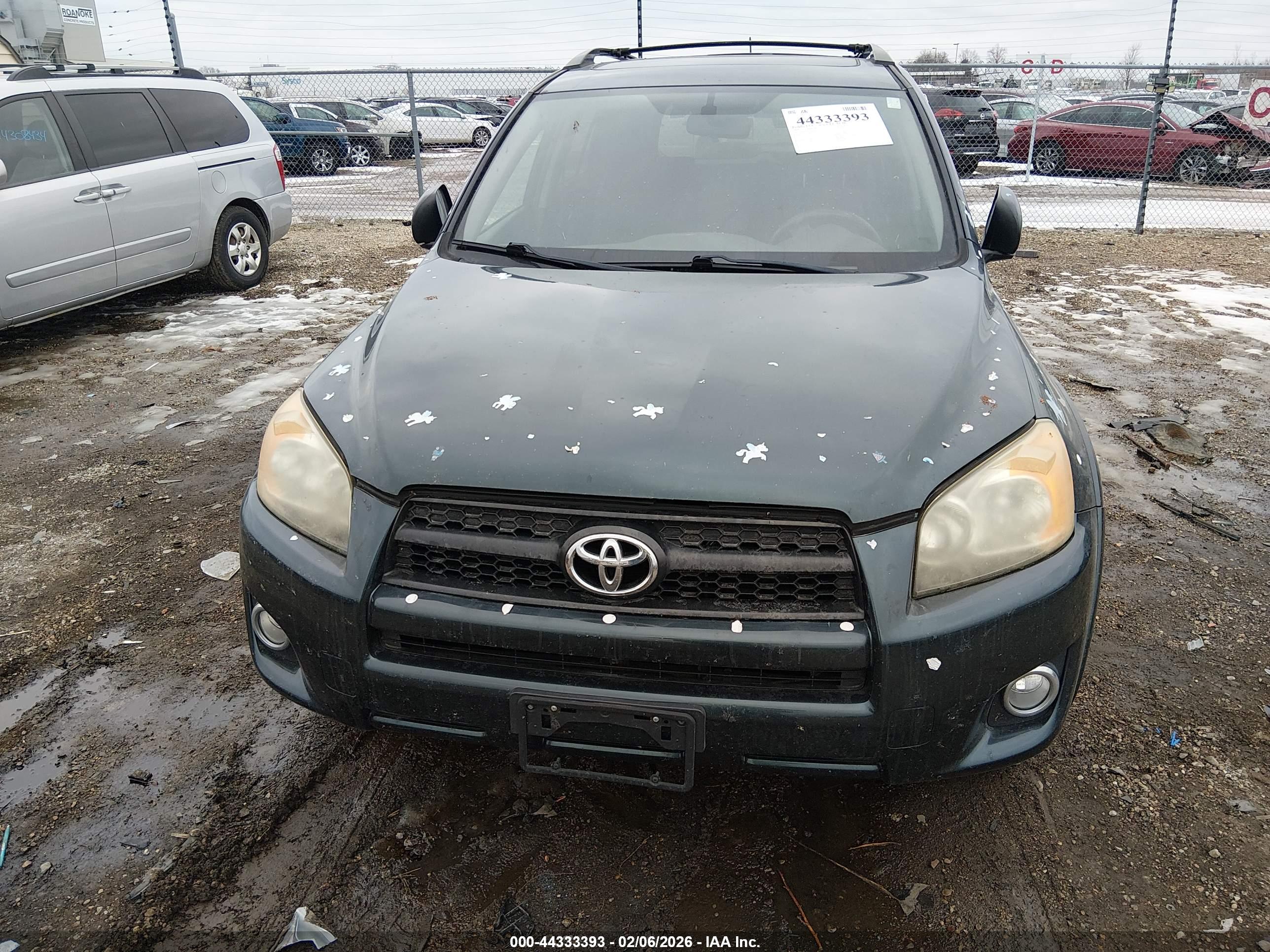 TOYOTA RAV4 image 6