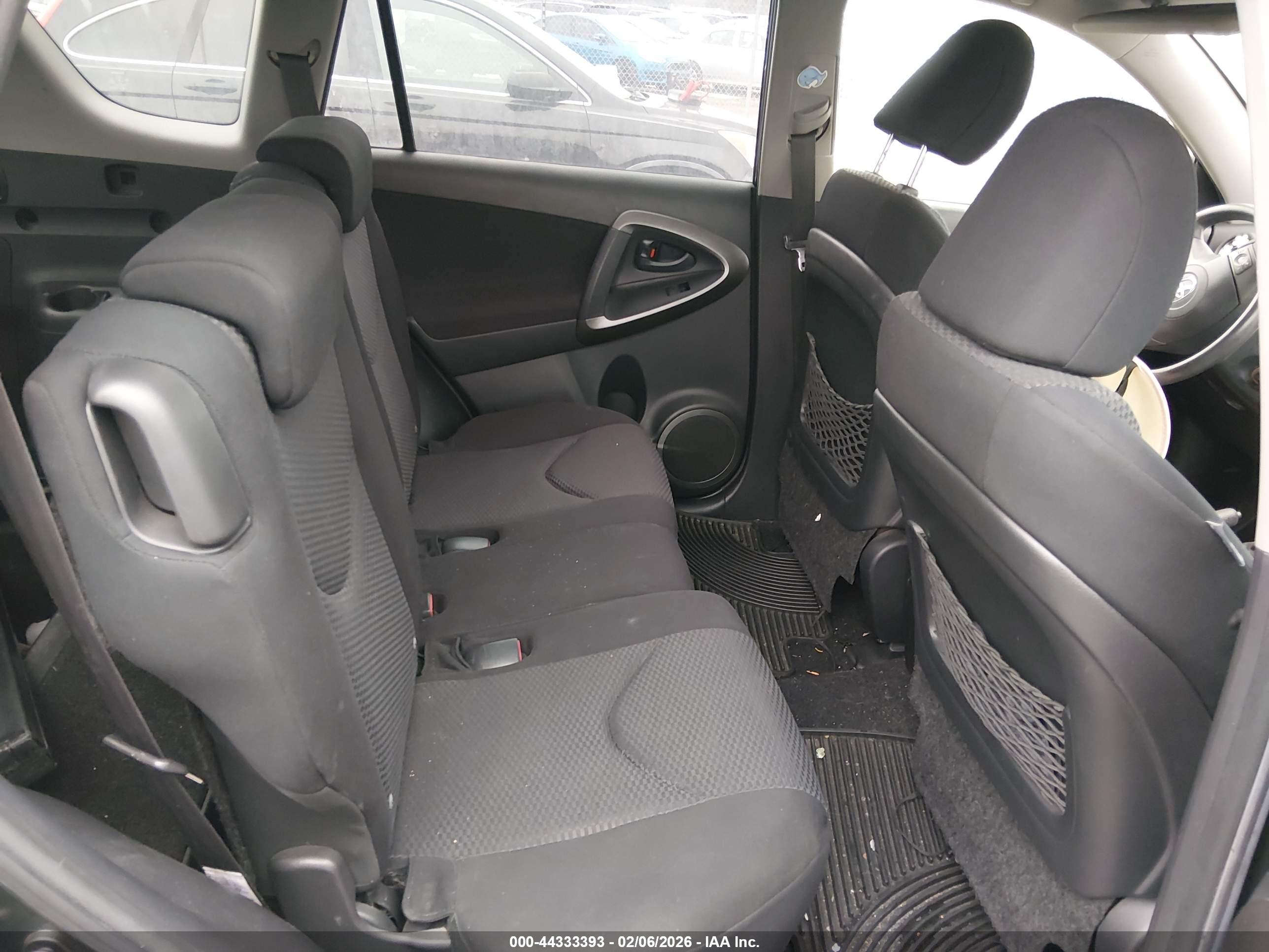 TOYOTA RAV4 image 8