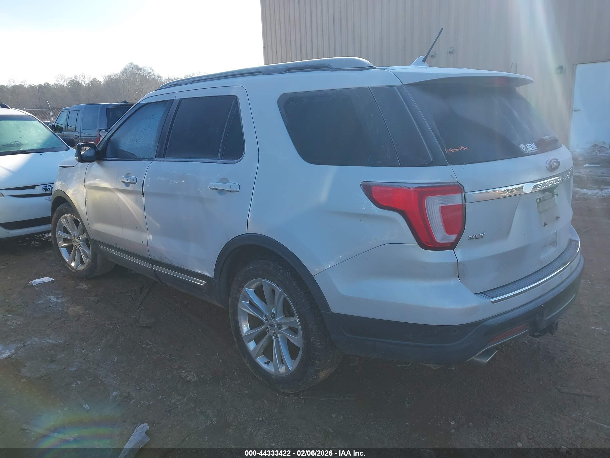 FORD EXPLORER image 3