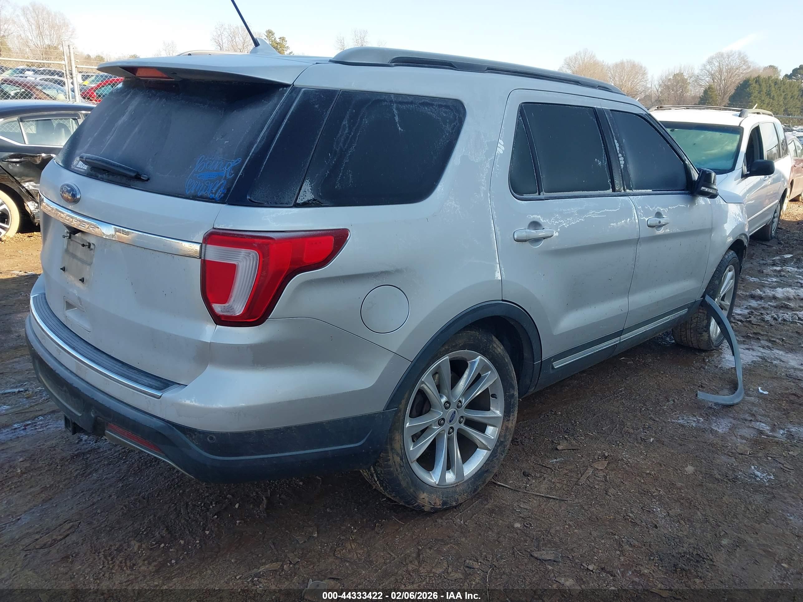 FORD EXPLORER image 4