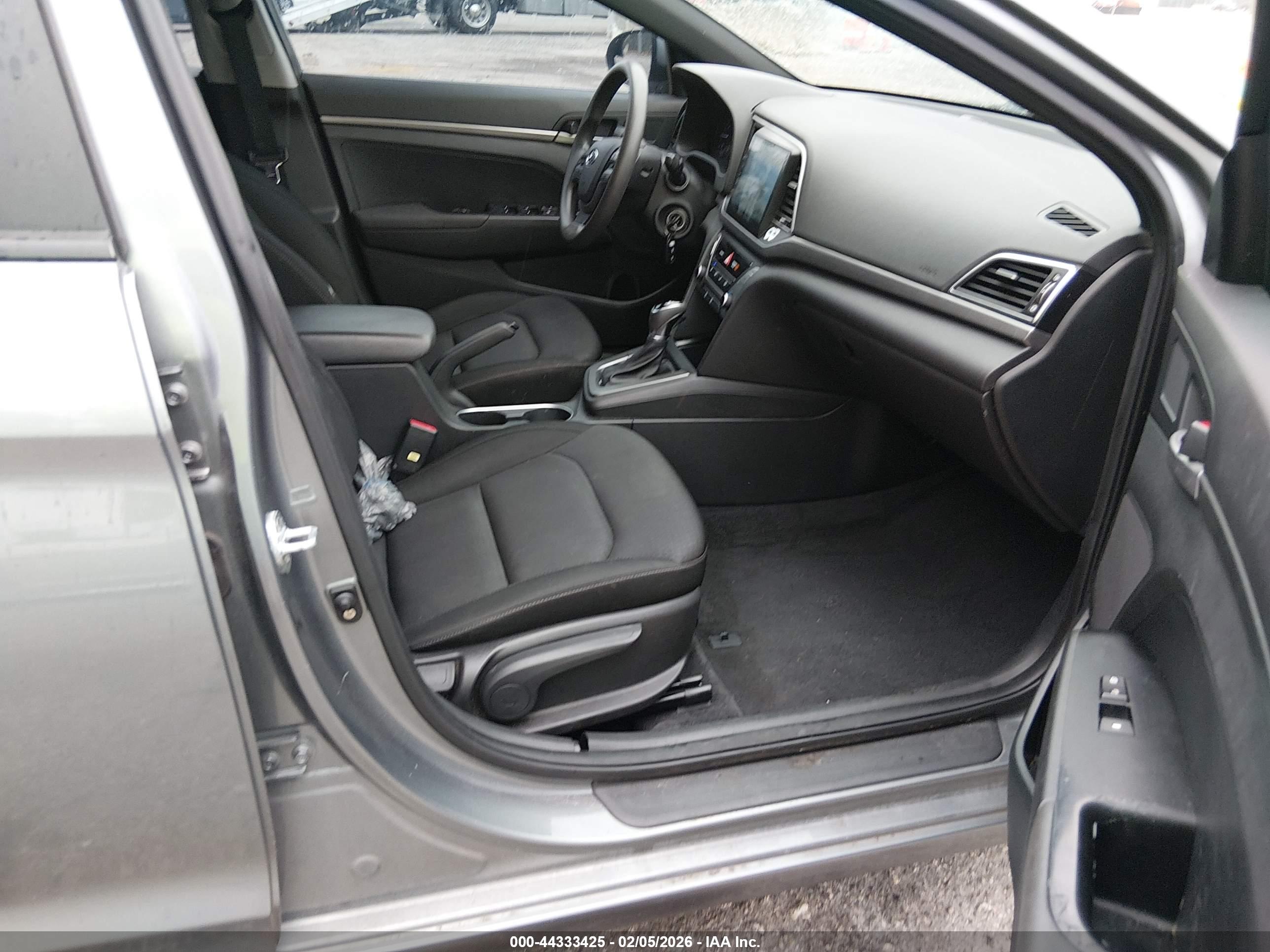 HYUNDAI ELANTRA image 5